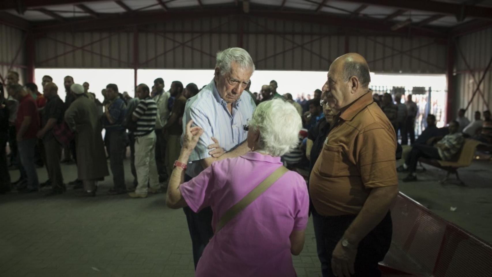 Mario Vargas Llosa hablando con los testigos del conflicto.