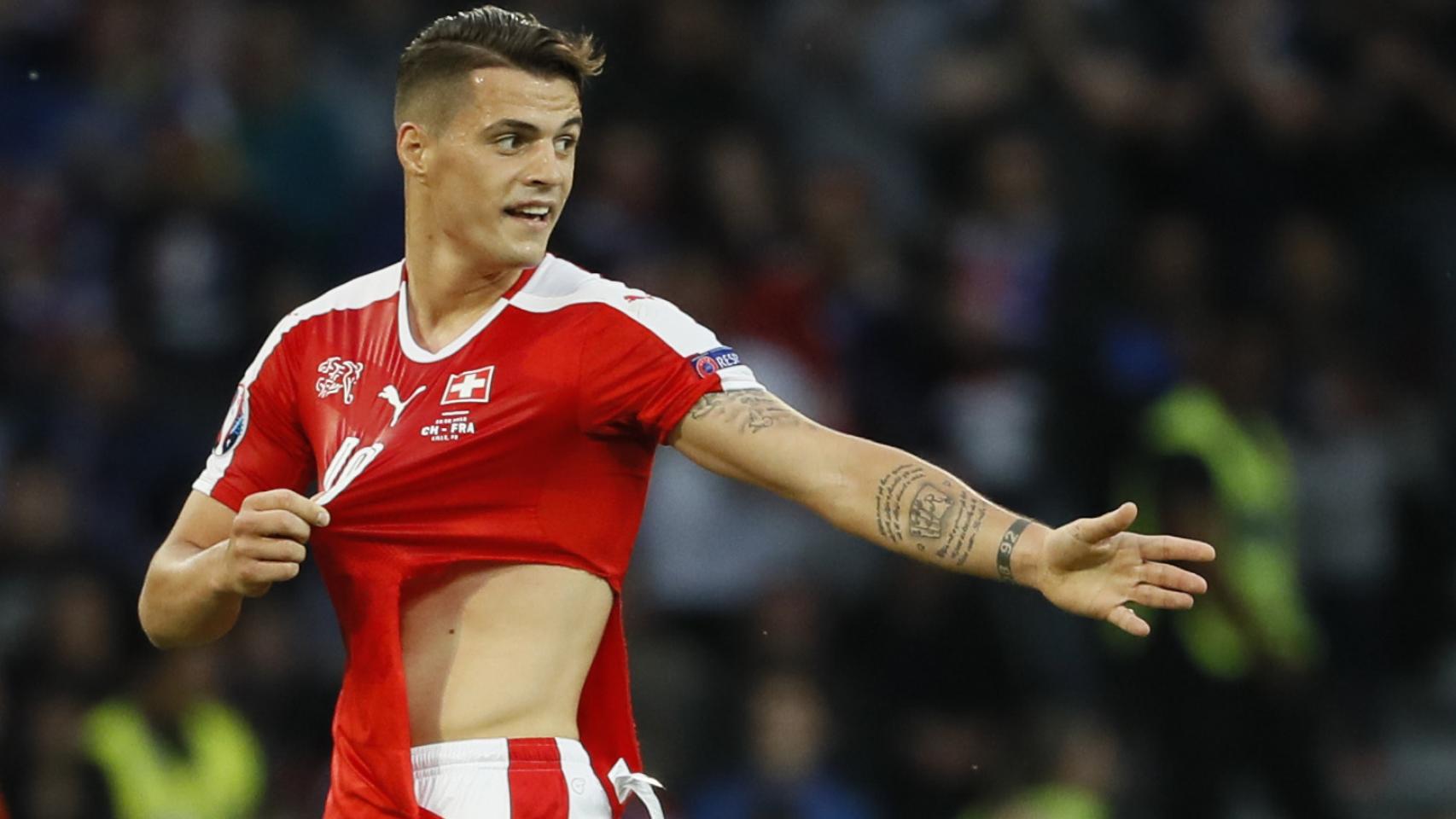 Xhaka se señala su camiseta rota en el Francia - Suiza.
