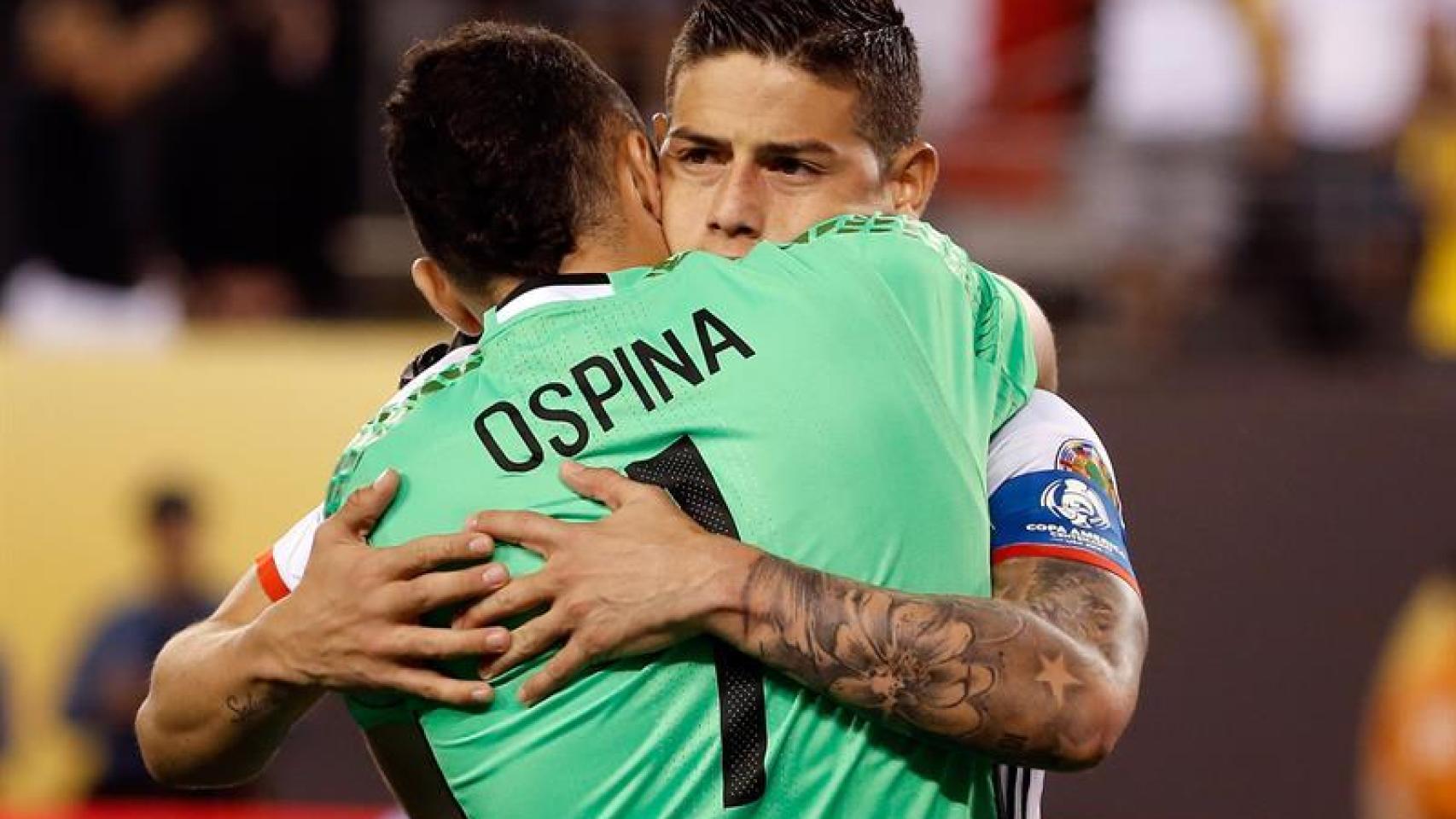 James abraza a Ospina.