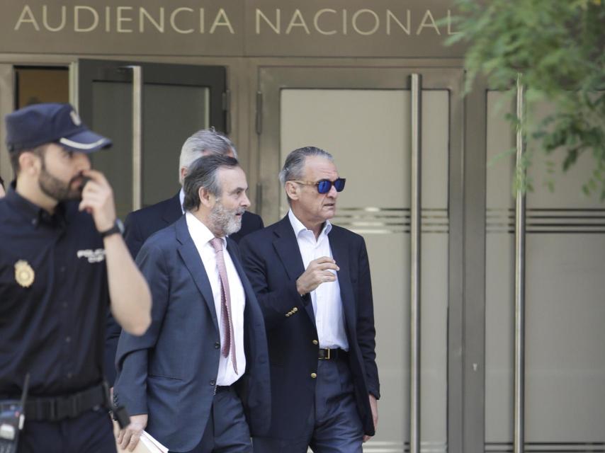 Mario Conde abandonando la Audiencia Nacional