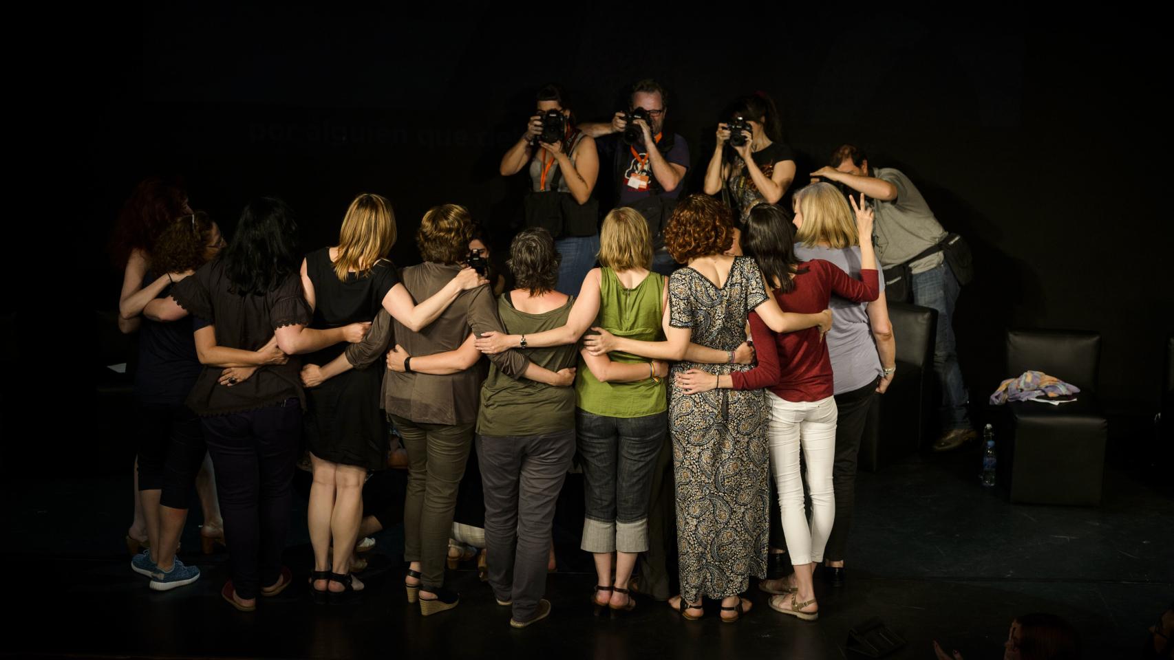 Las participantes en el acto de Unidos Podemos posan para los fotógrafos