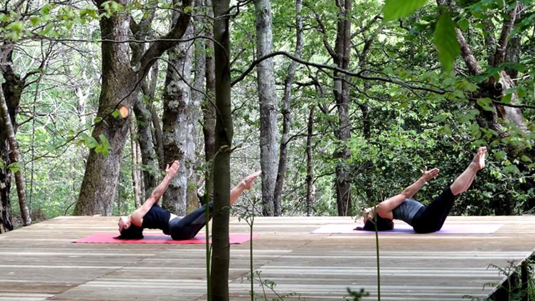 Clientes disfrutando de la naturaleza y el ejercicio en uno de los espacios del hotel.