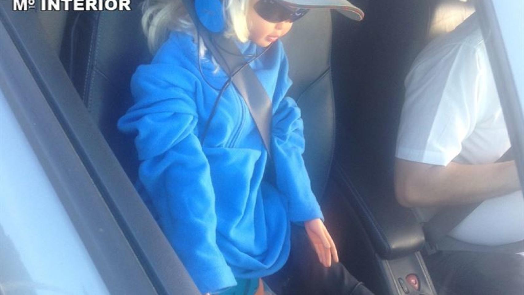 Pillan a un conductor circulando por el bus-VAO con una muñeca como copiloto