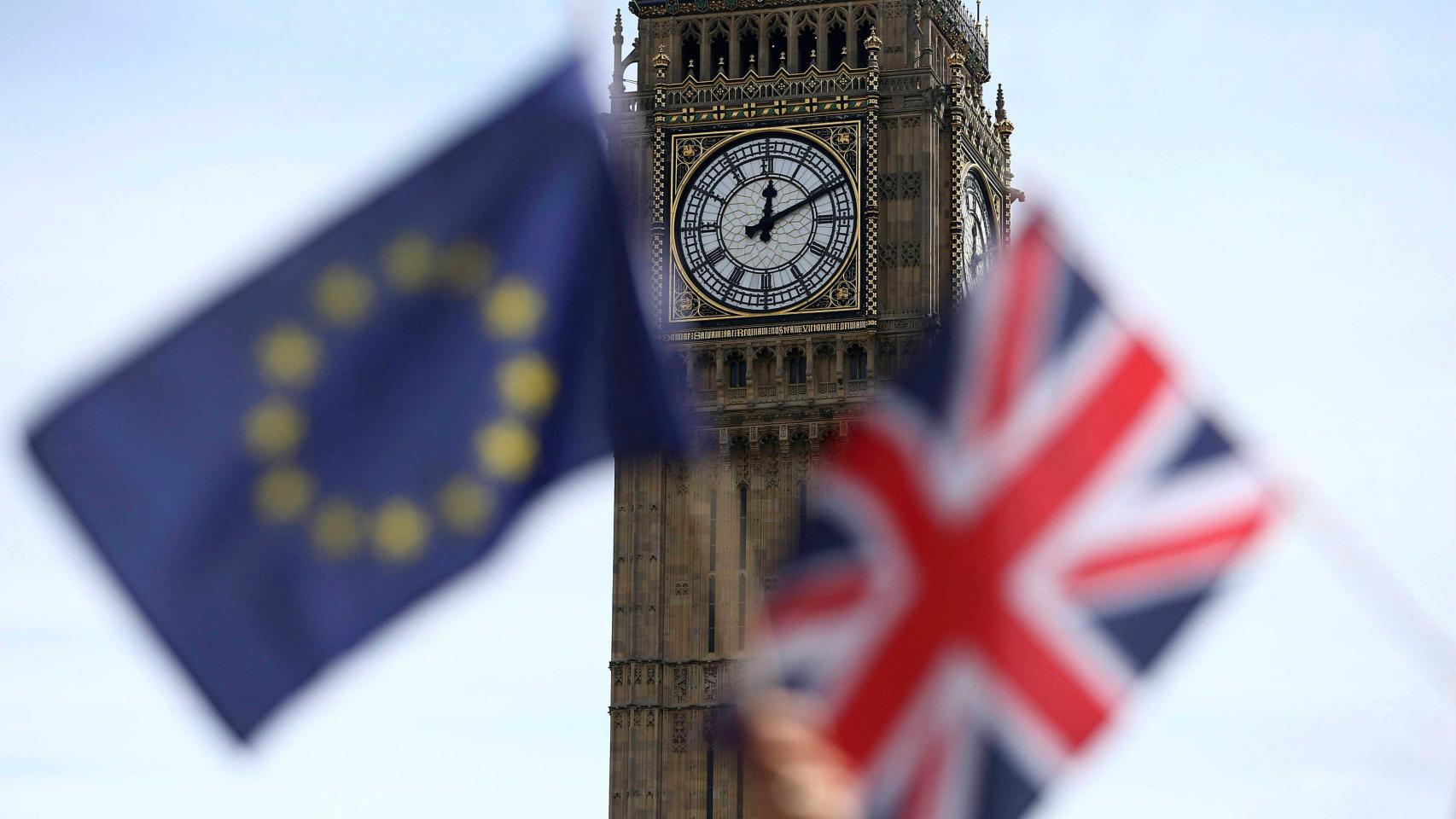 La bandera británica y de la Unión Europea ante el Big Ben