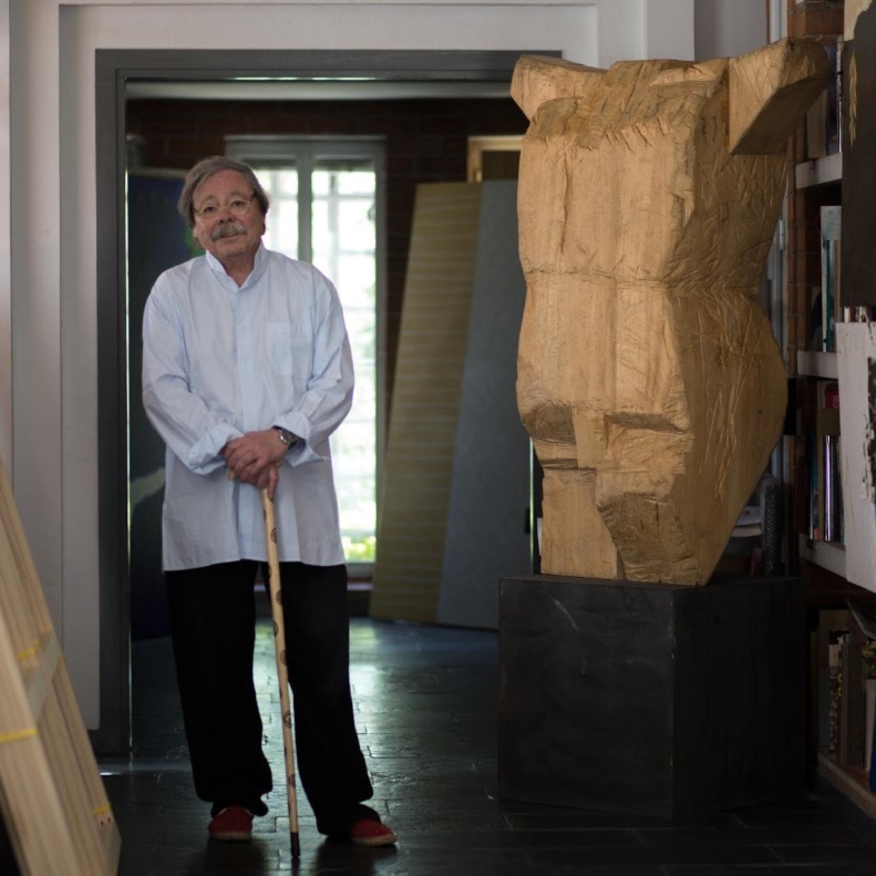 Alberto Corazón en su taller.