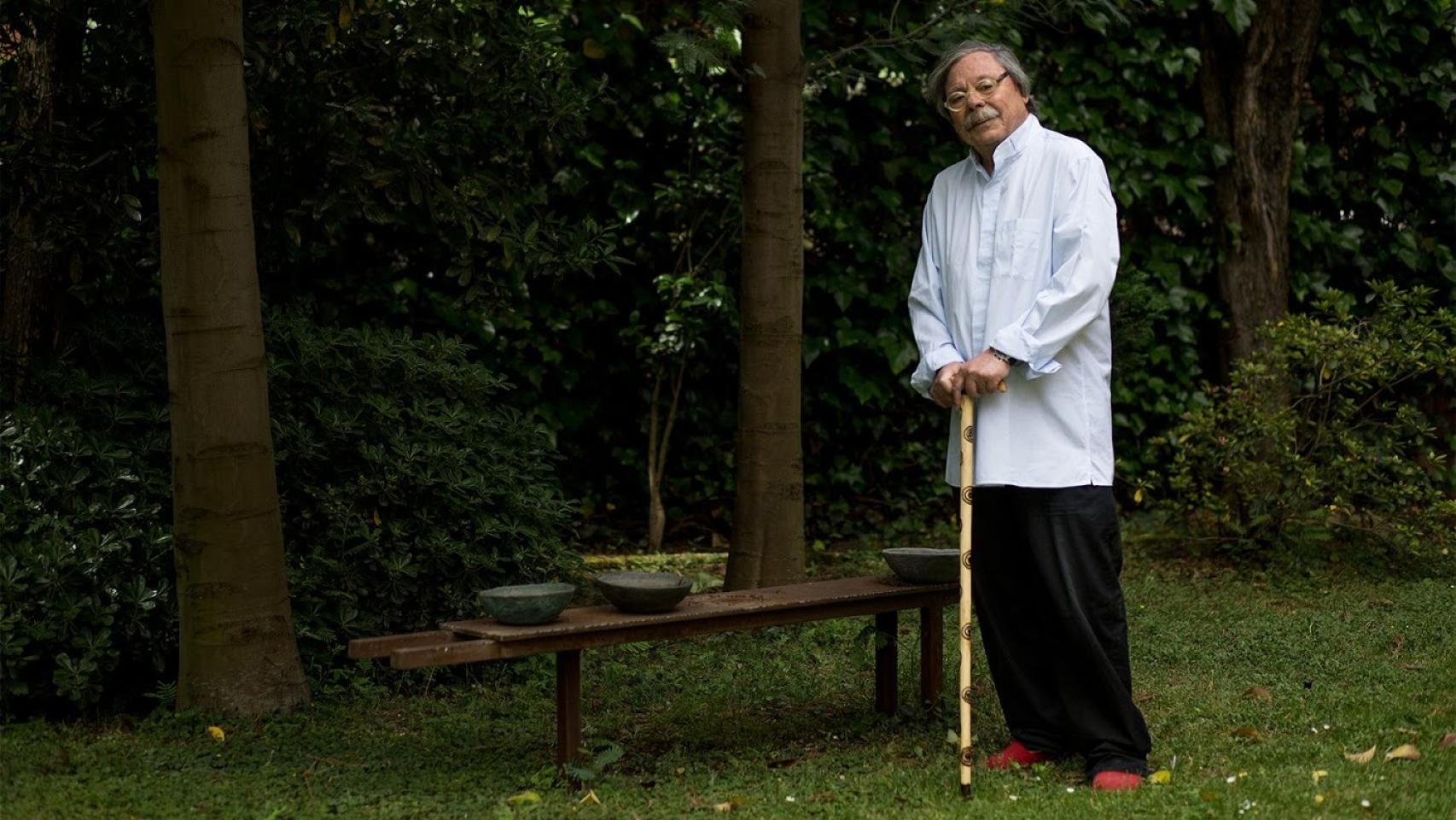 Alberto Corazón en su jardín.