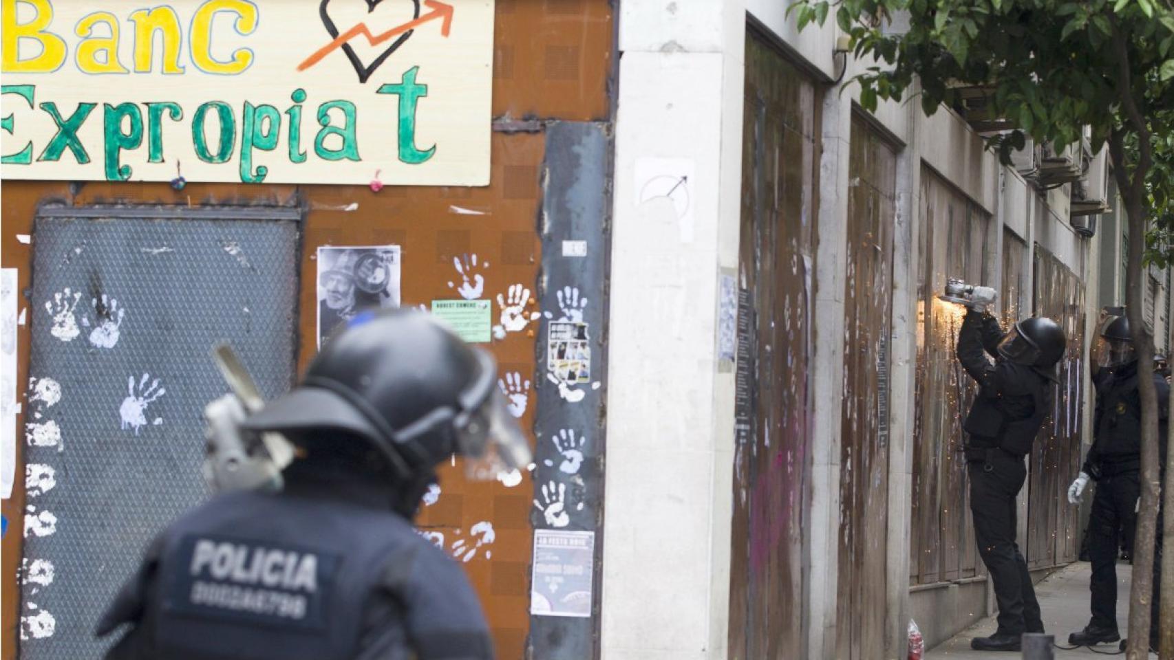 Los Mossos hacen un butrón en el Banc Expropiat de Gràcia.