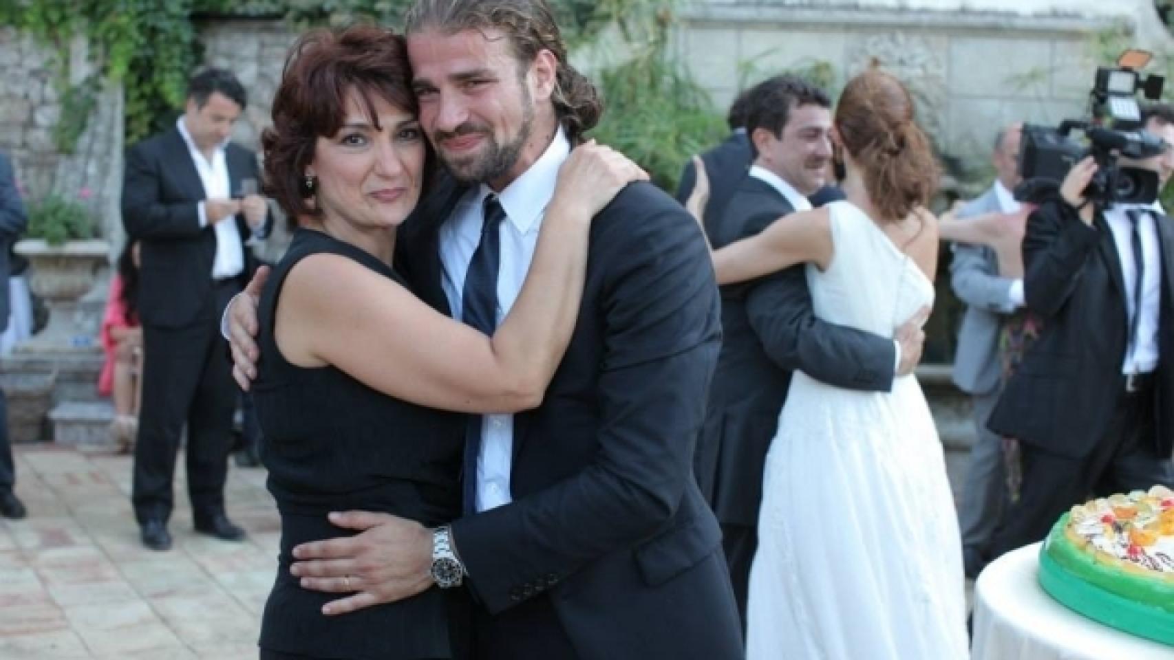 Mario y su madre bailando el día de su boda. En el fondo la presentadora Raquel Sánchez Silva