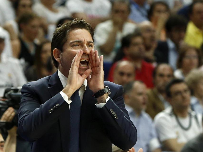 Xavi Pascual da instrucciones a sus jugadores durante el cuarto partido.