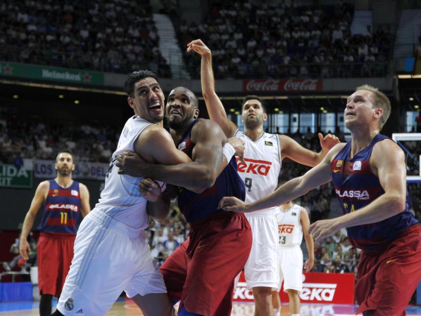 Ayón y Samuels librando una dura pugna en la zona.