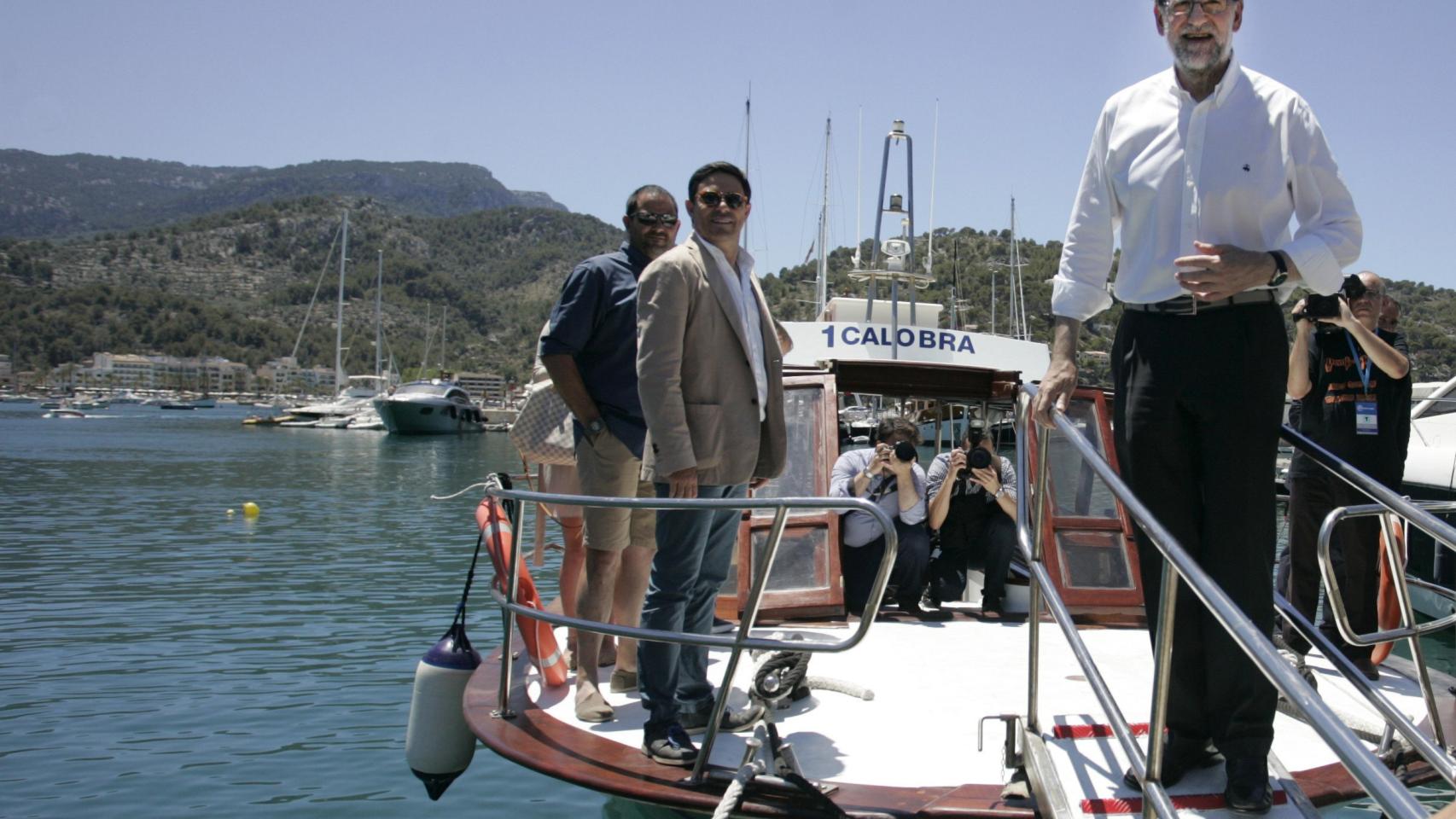 El líder del PP, Mariano Rajoy, en el puerto de Sóller este miércoles por la mañana.
