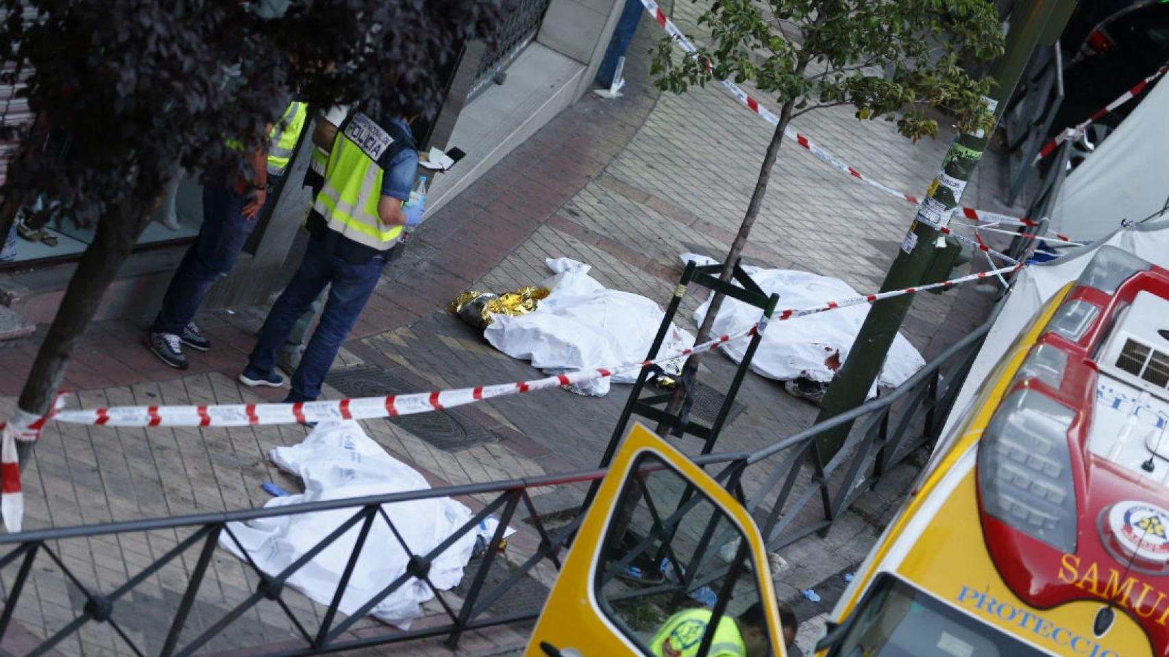 Los cadáveres de las tres personas halladas muertas en el despacho de abogados.