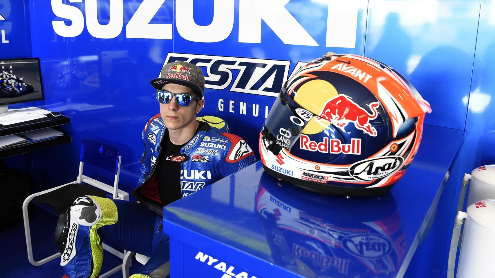 Maverick posa para Suzuki Ecstar.