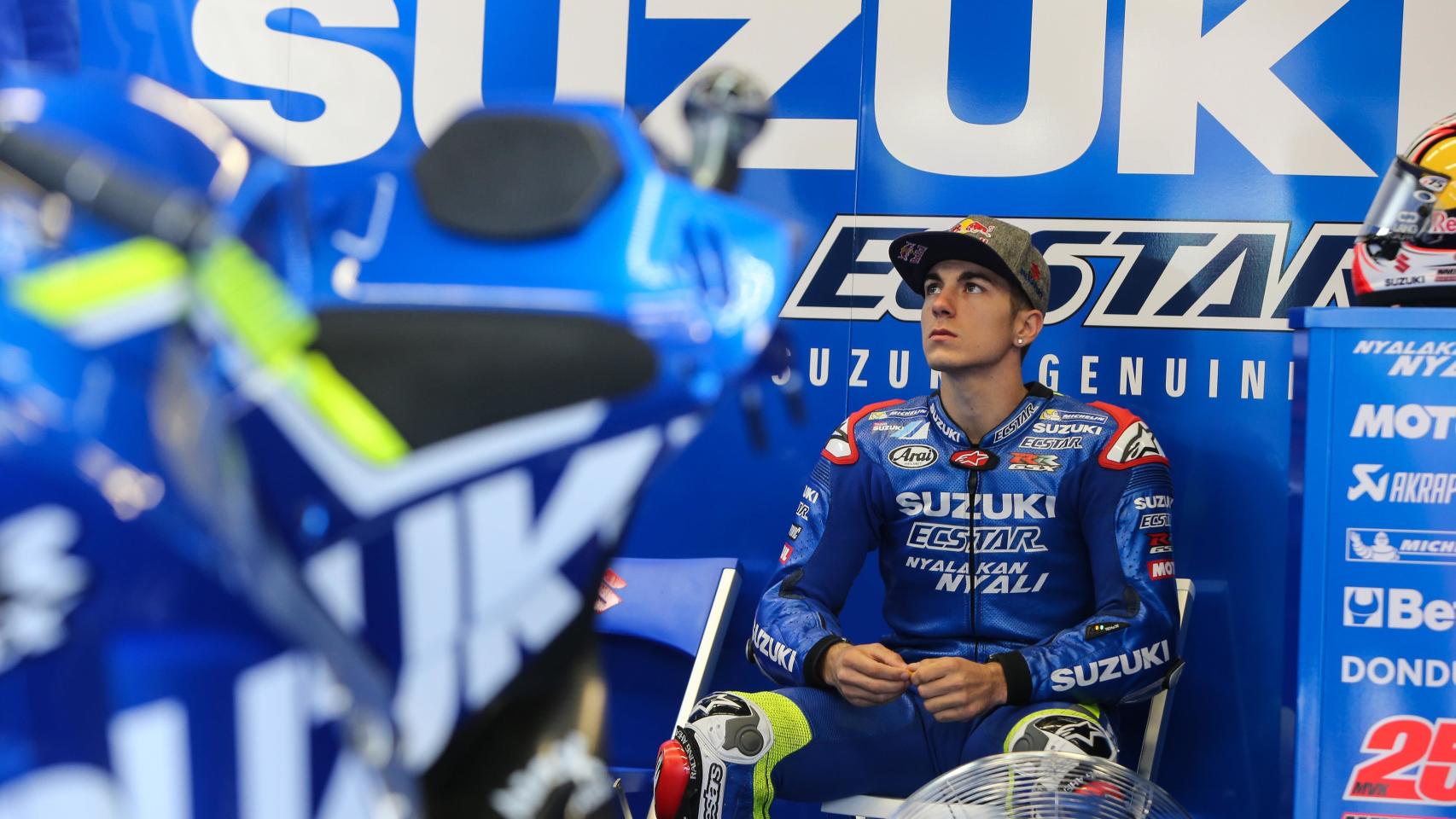 Maverick Viñales posa para Suzuki Ecstar.