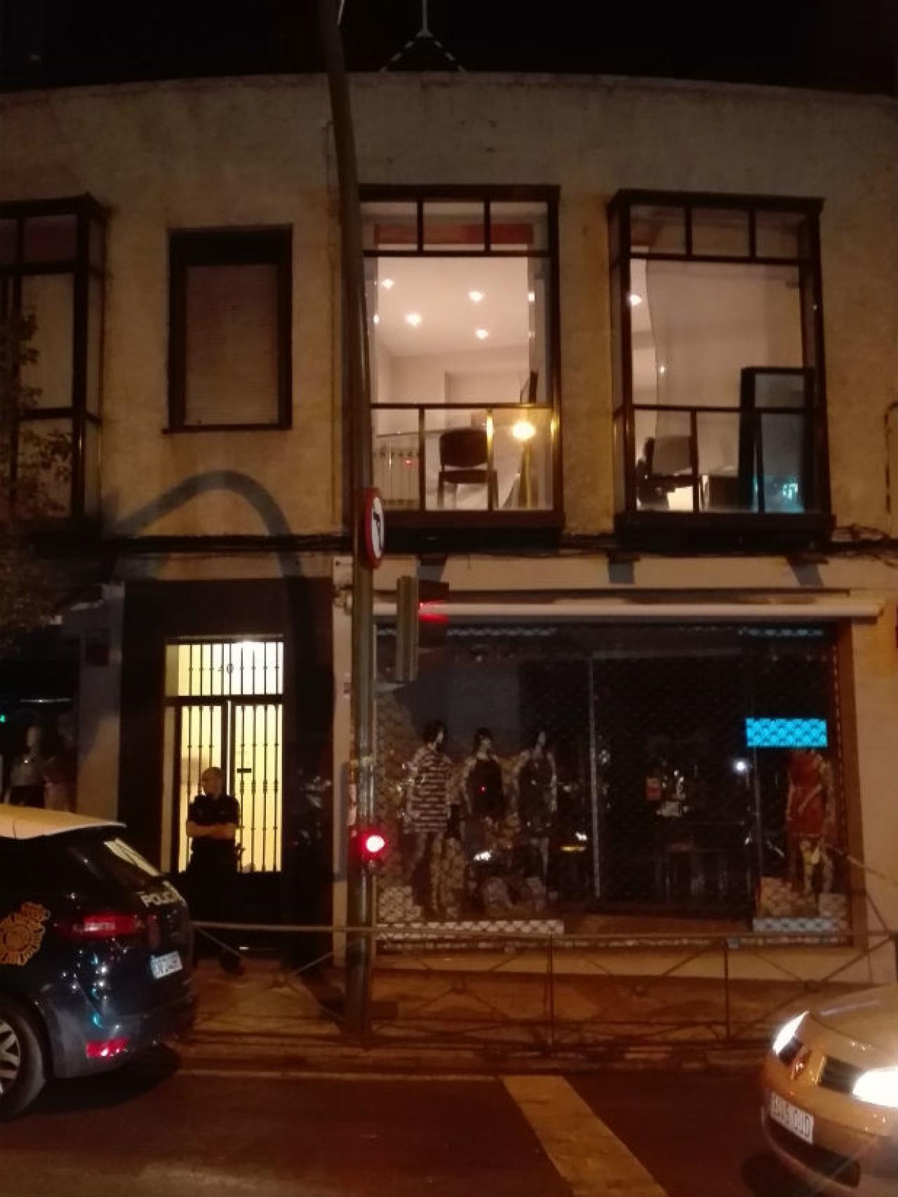 La policía científica inspeccionando el lugar.