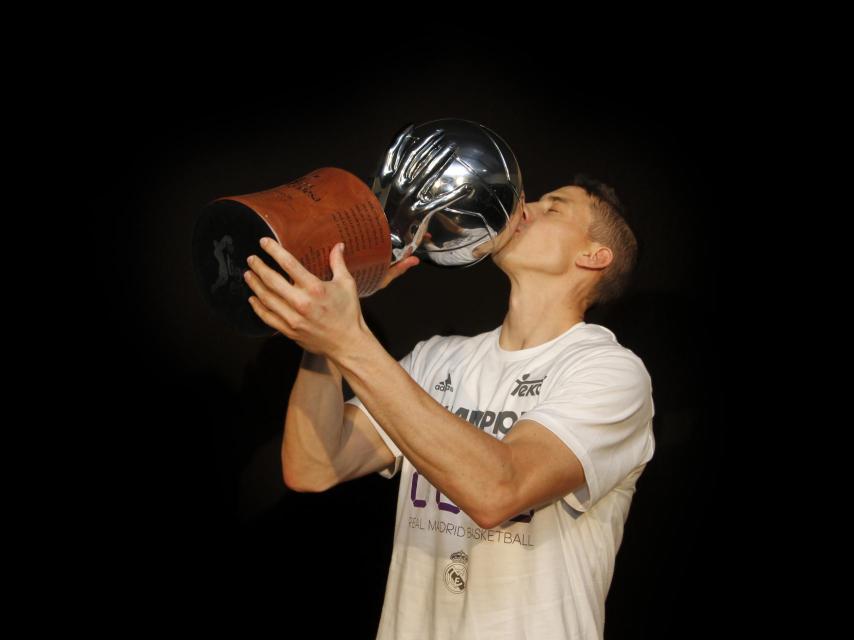 Jaycee Carroll con la copa de campeón de la Liga Endesa.