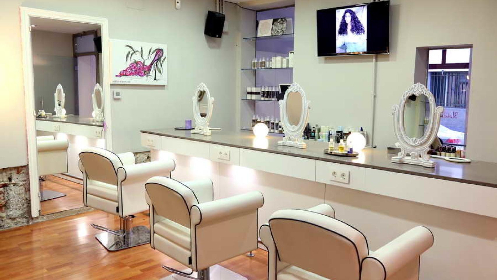 Disfruta de una manicura o una sesión de maquillaje en su salón de belleza.