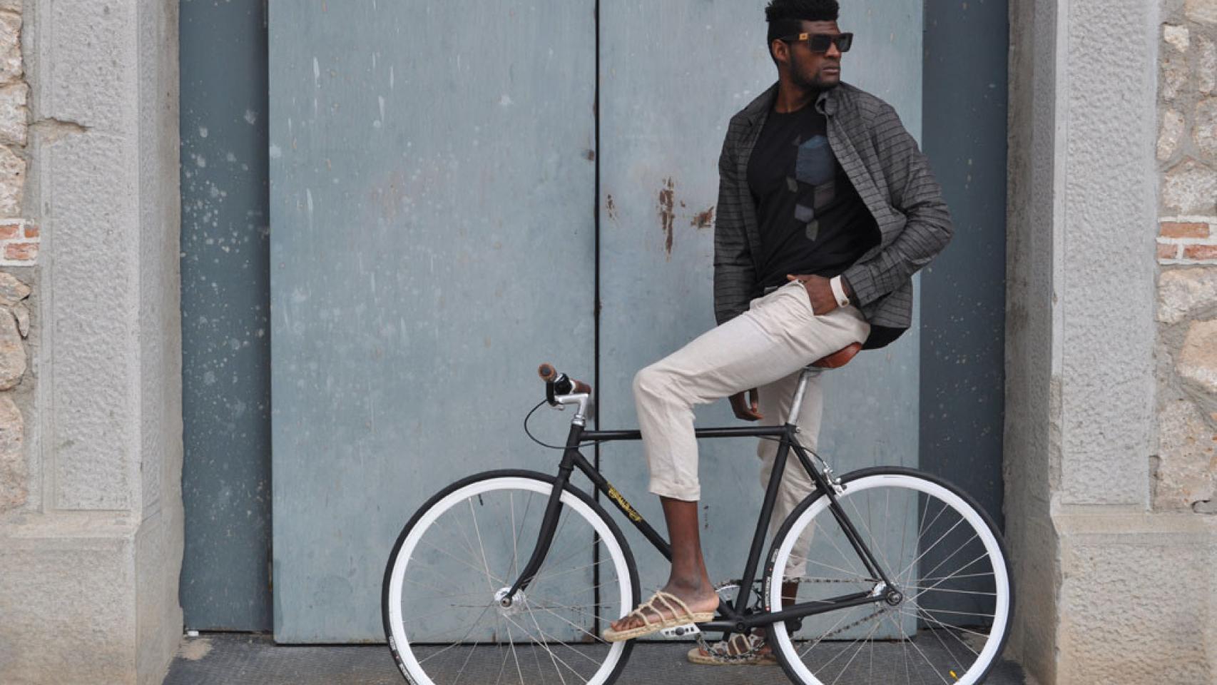 Modelo posando para la colección de la firma Sense Nous.