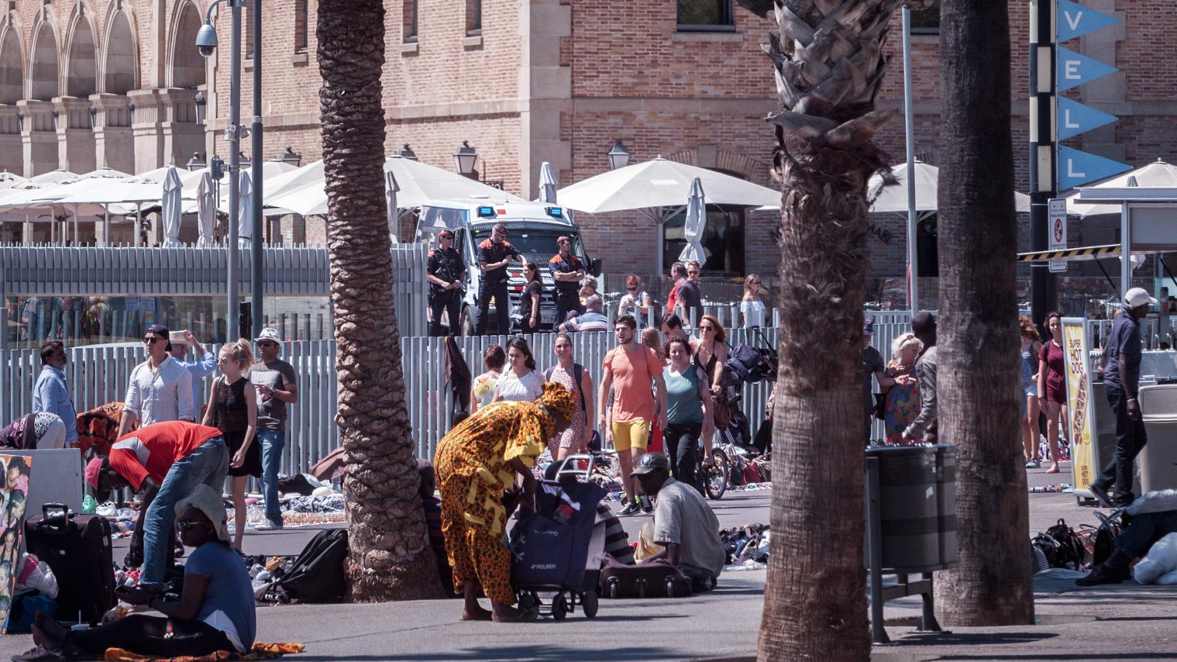 Los policías vigilan que los manteros no salgan de la zona asignada