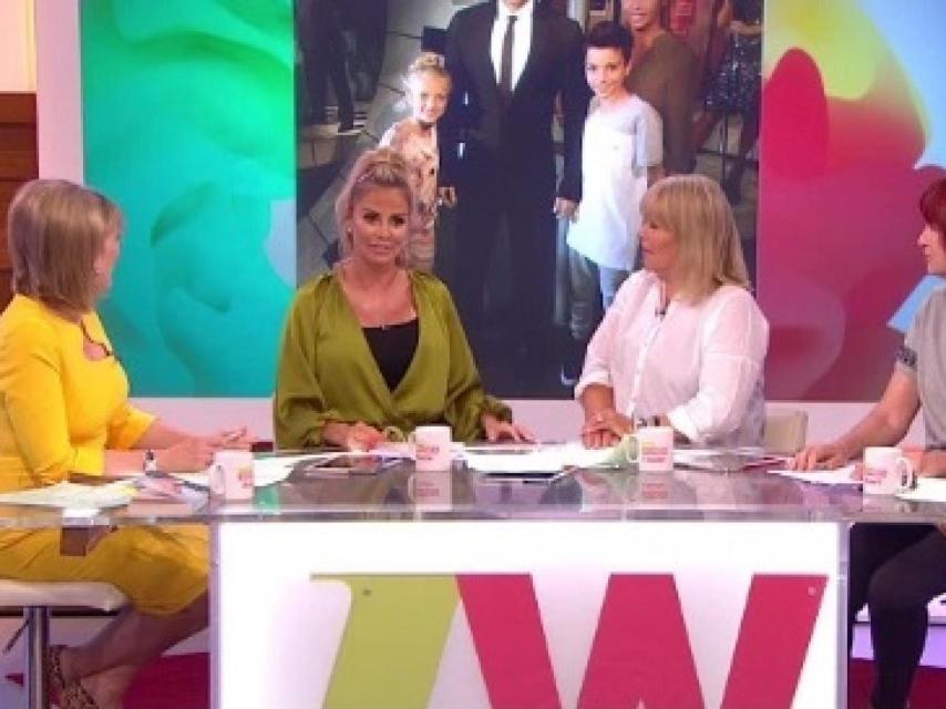 Katie Price, en el centro de la imagen, confesando sus operaciones