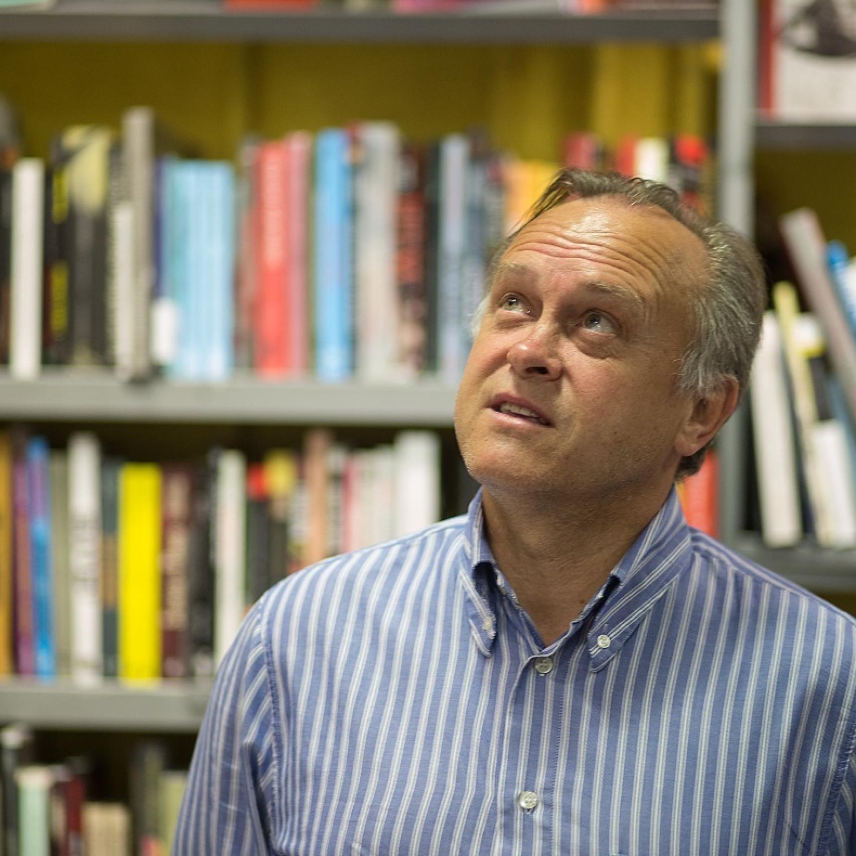 Miguel Pardeza reconoce haber encontrado en los libros su refugio.