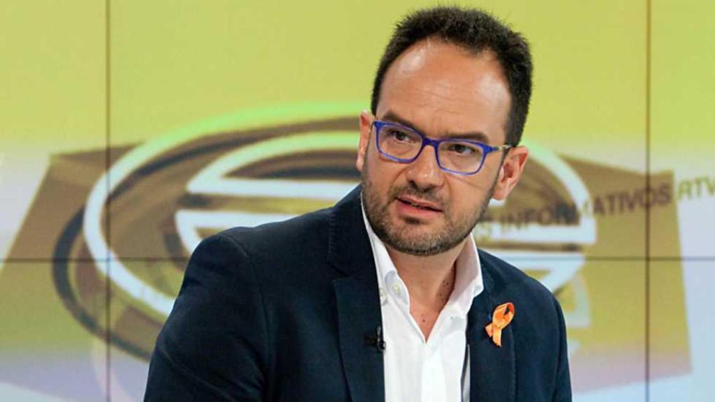 Hernando riñe a María Casado por no emitir los audios de Fernández Díaz