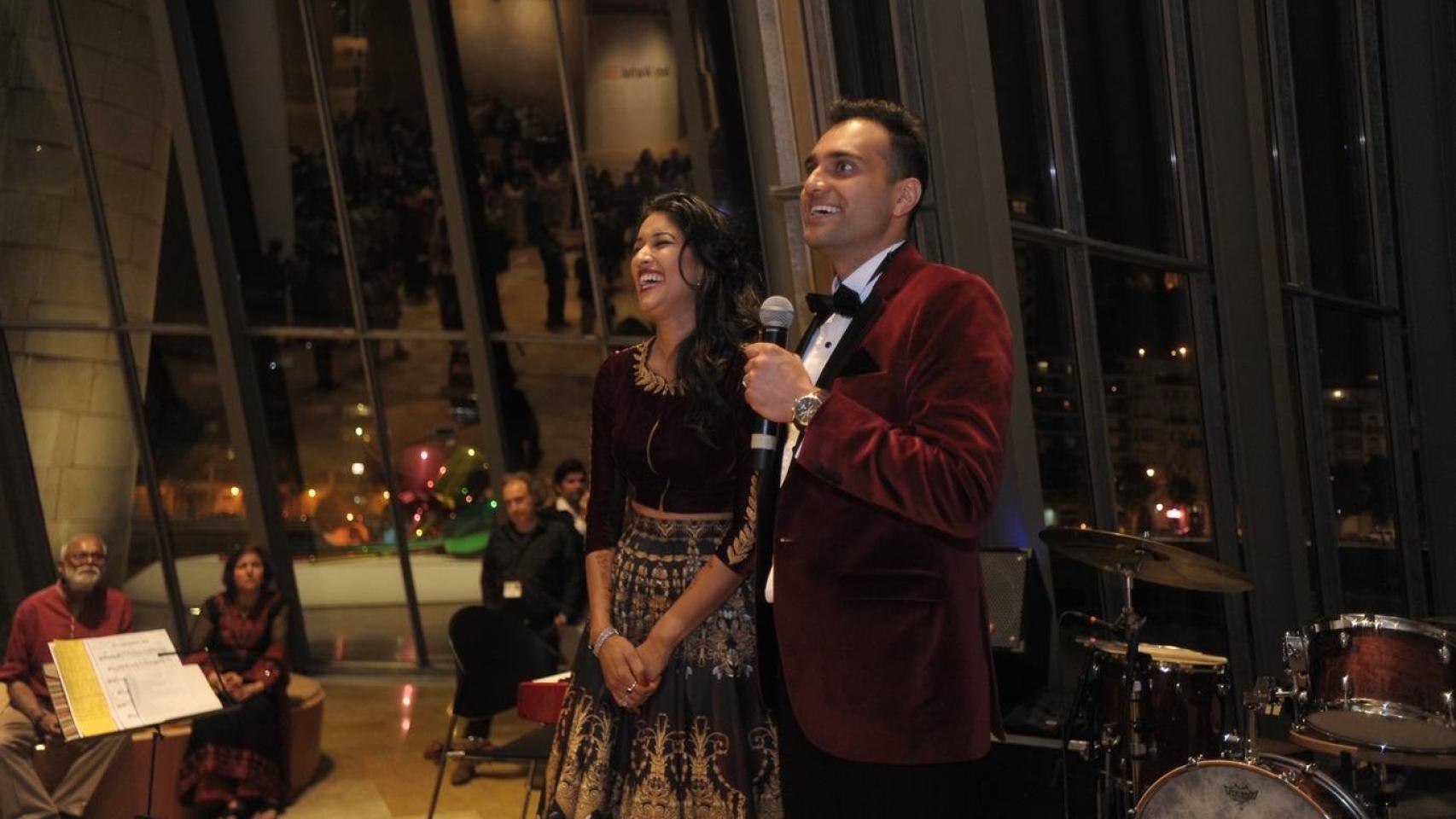 Los novios en la fiesta preboda en el Museo Guggenheim Bilbao