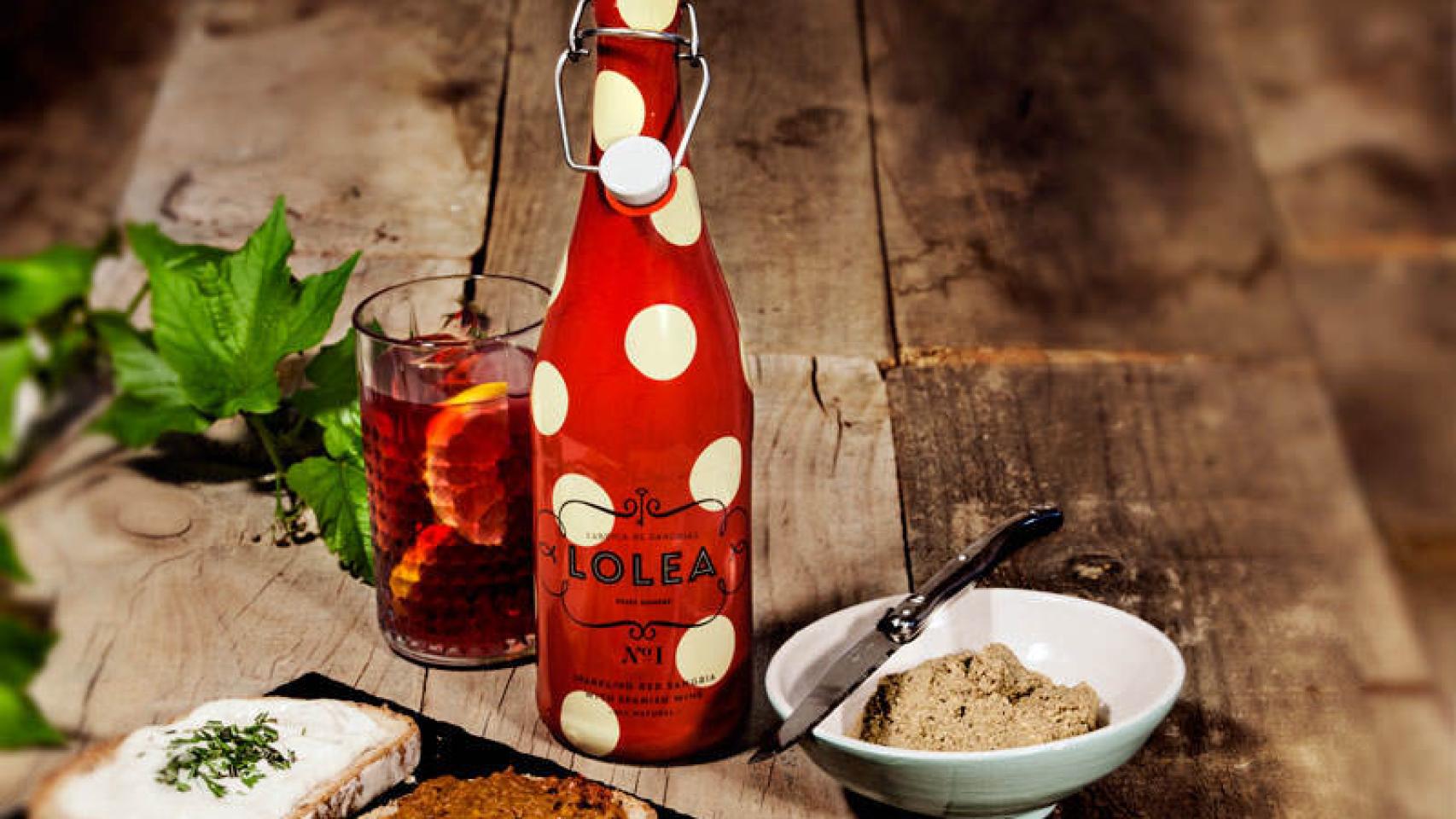 El folclórico diseño de la botella de Lolea.