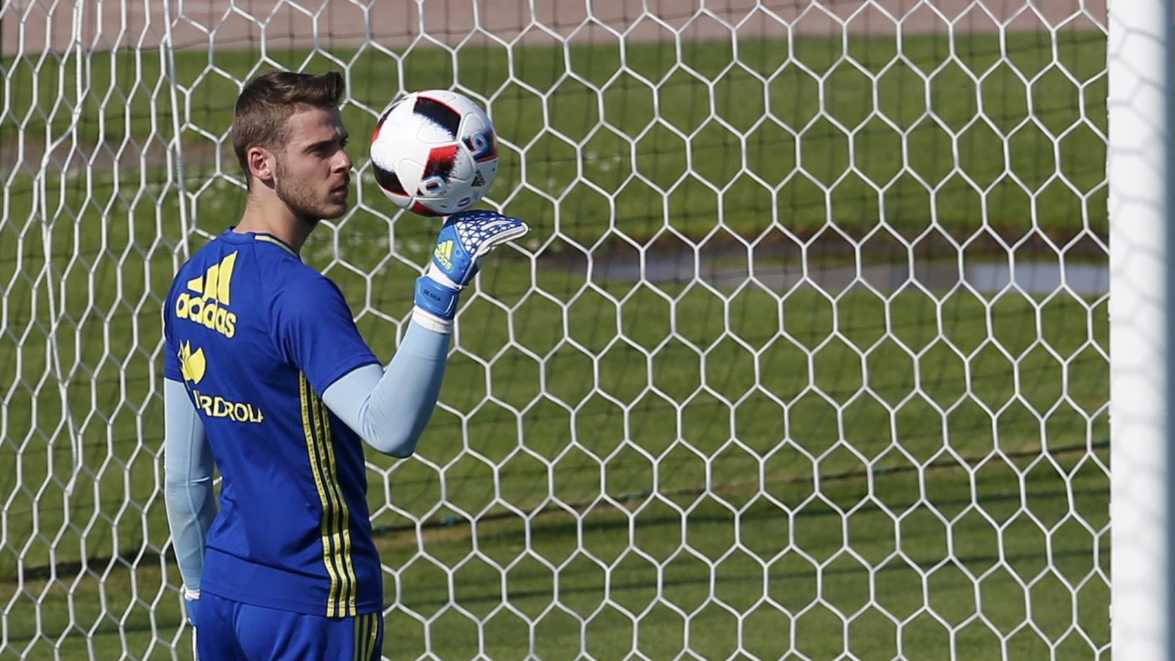 De Gea controla un balón en el entrenamiento.