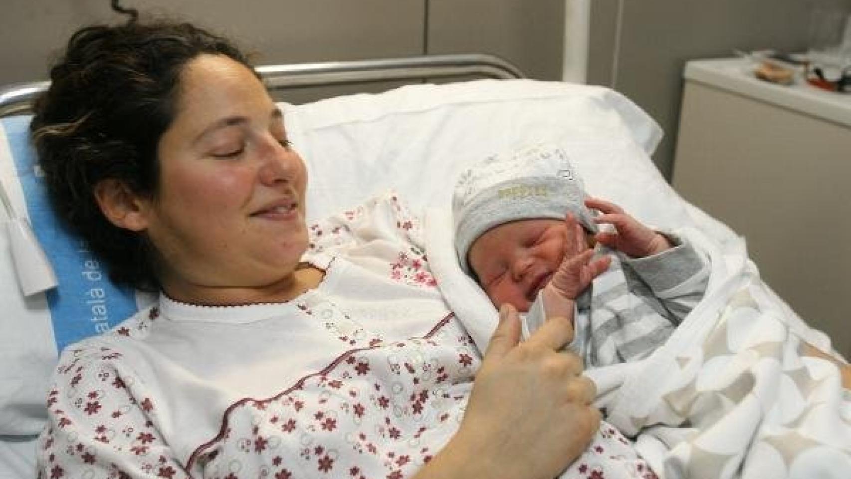 El primer bebé del año, Tanai, con su madre, Silvia
