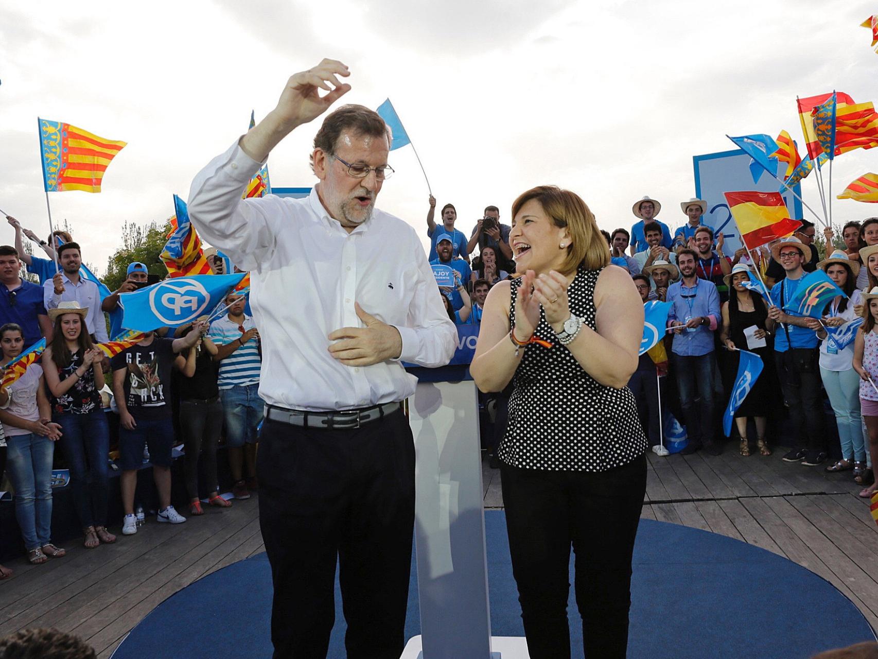 Mariano Rajoy junto a Isabel Bonig, durante un mitin.