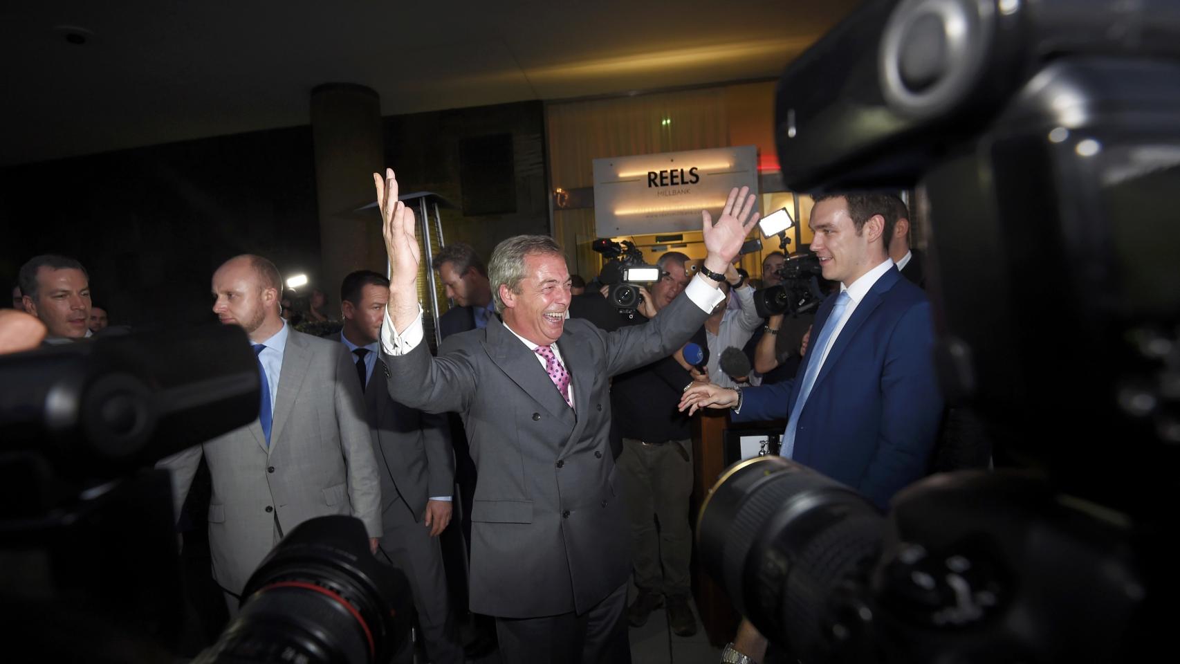 Nigel Farage celebra el resultado en Londres.