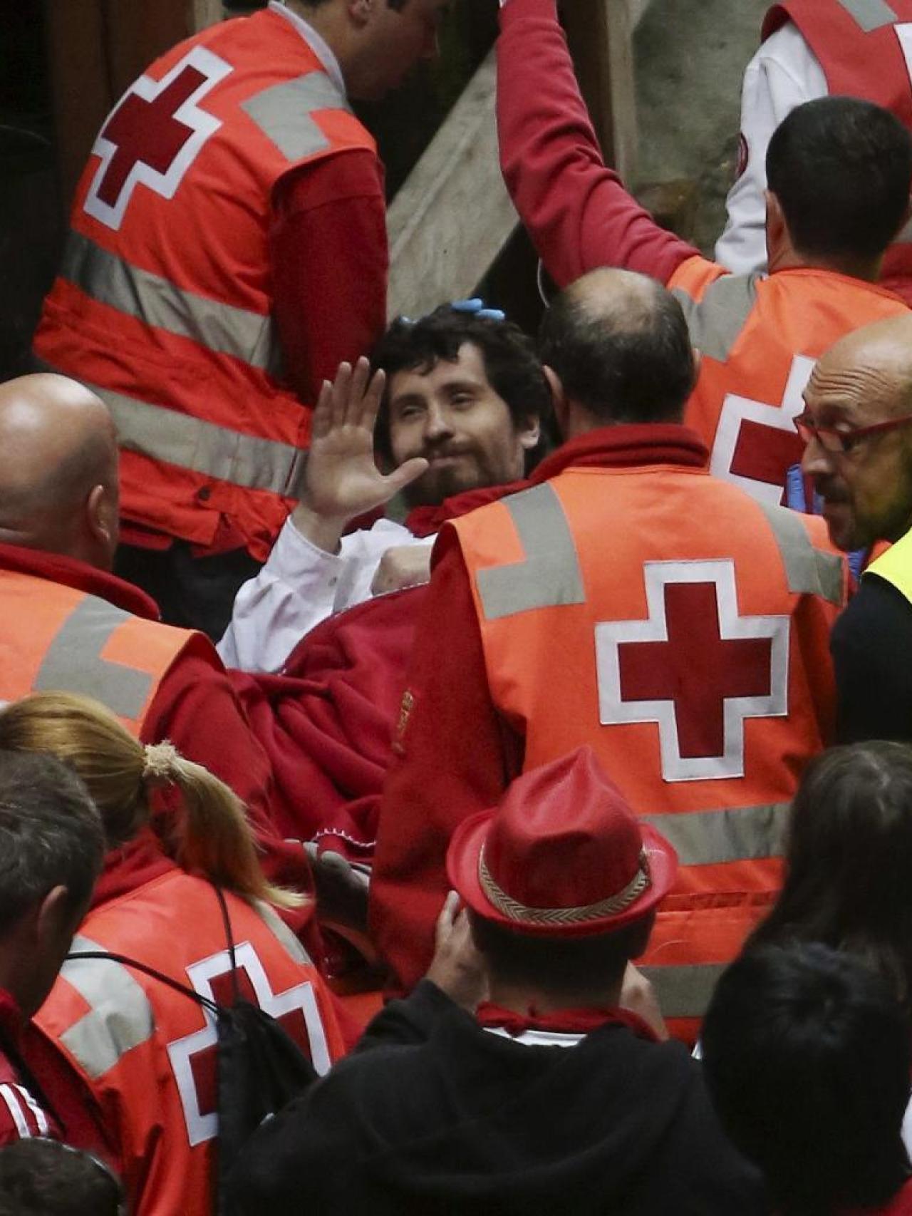 Hillmann atendido por la Cruz Roja tras ser corneado el 9 de julio de 2014.