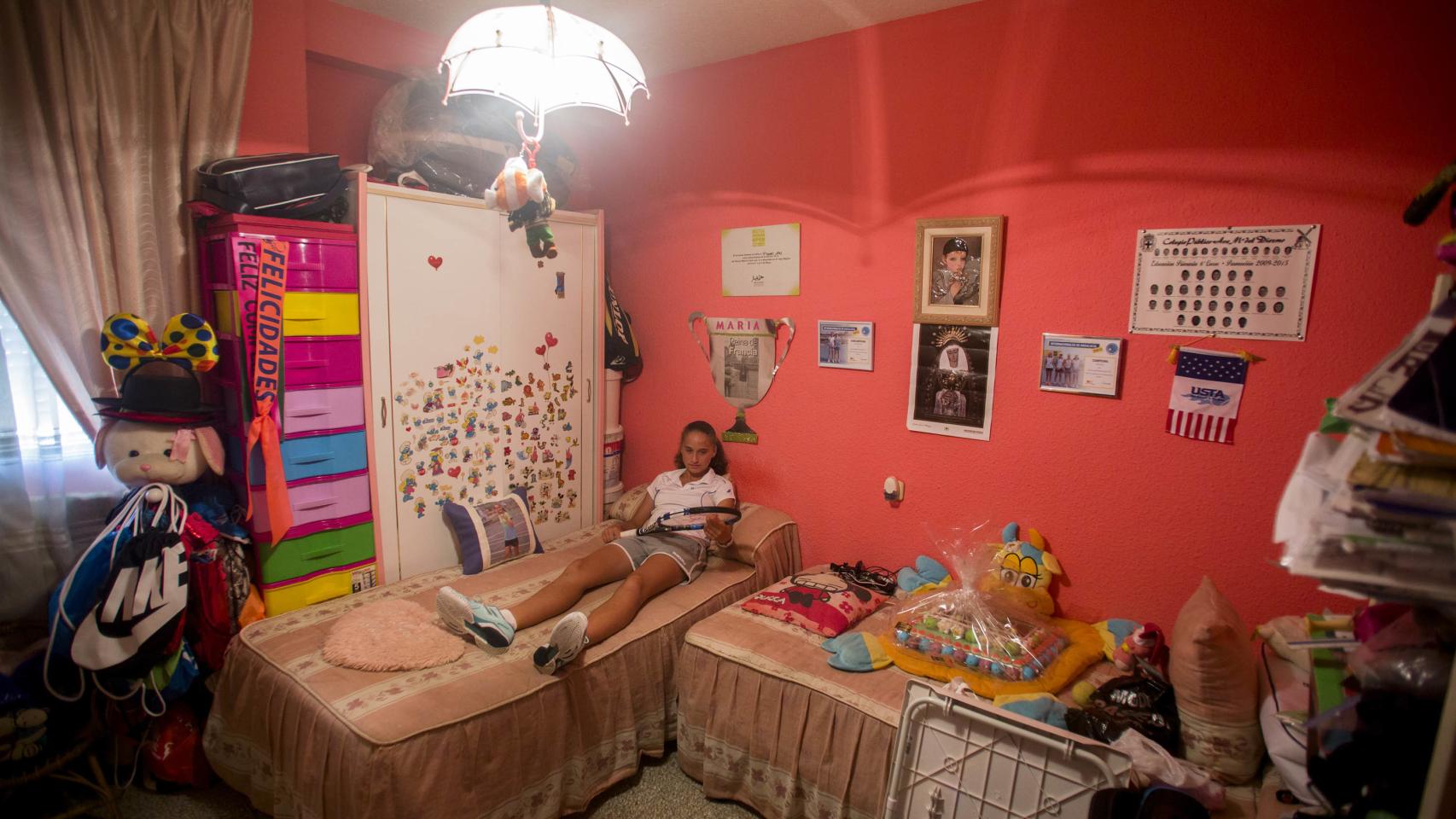 La habitación de María Dolores sigue siendo la de una niña.