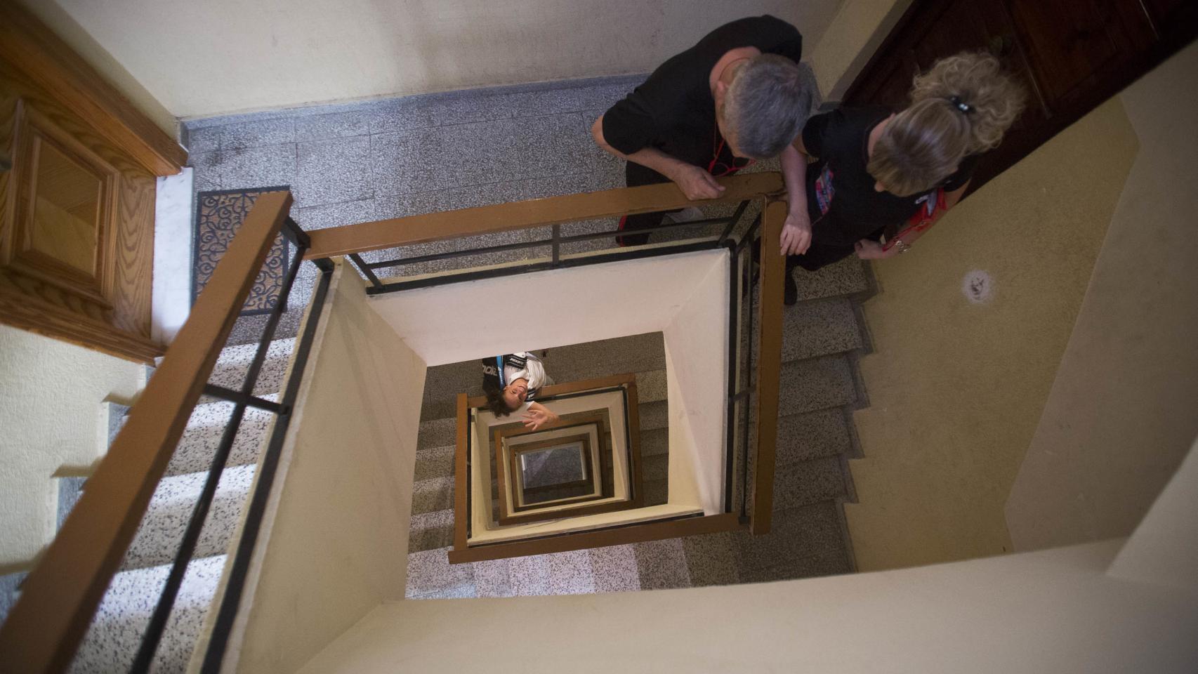 La niña vive junto a su familia en una humilde casa, en un quinto sin ascensor.