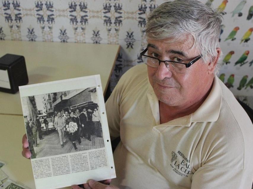 Manuel, hermano del fallecido, muestra un recorte donde sale María la Portuguesa