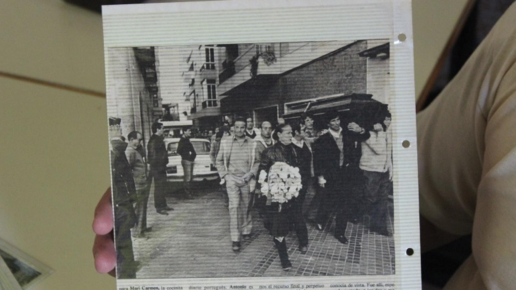 María la Portuguesa, liderando el cortejo fúnebre, con una corona de flores.