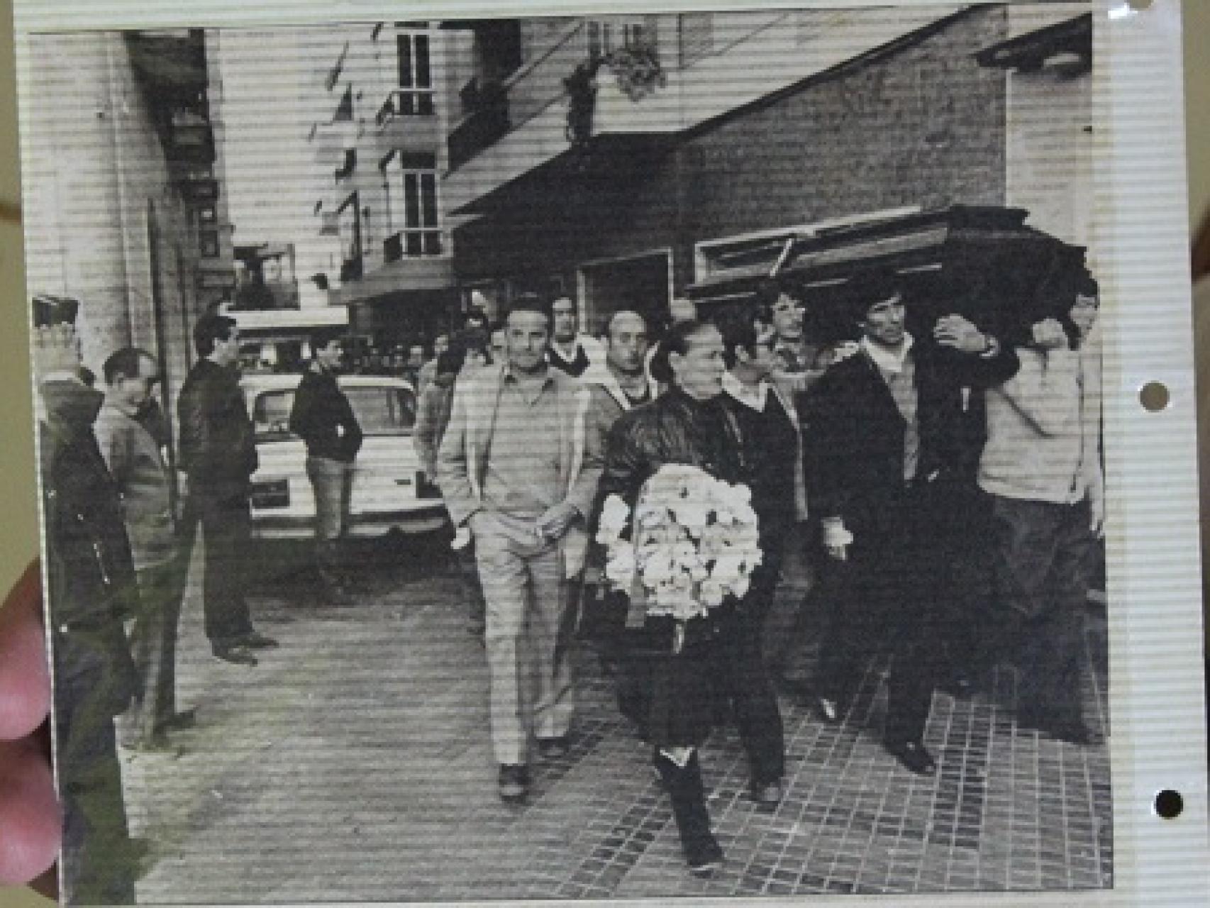 María la Portuguesa, liderando el cortejo fúnebre, con una corona de flores.