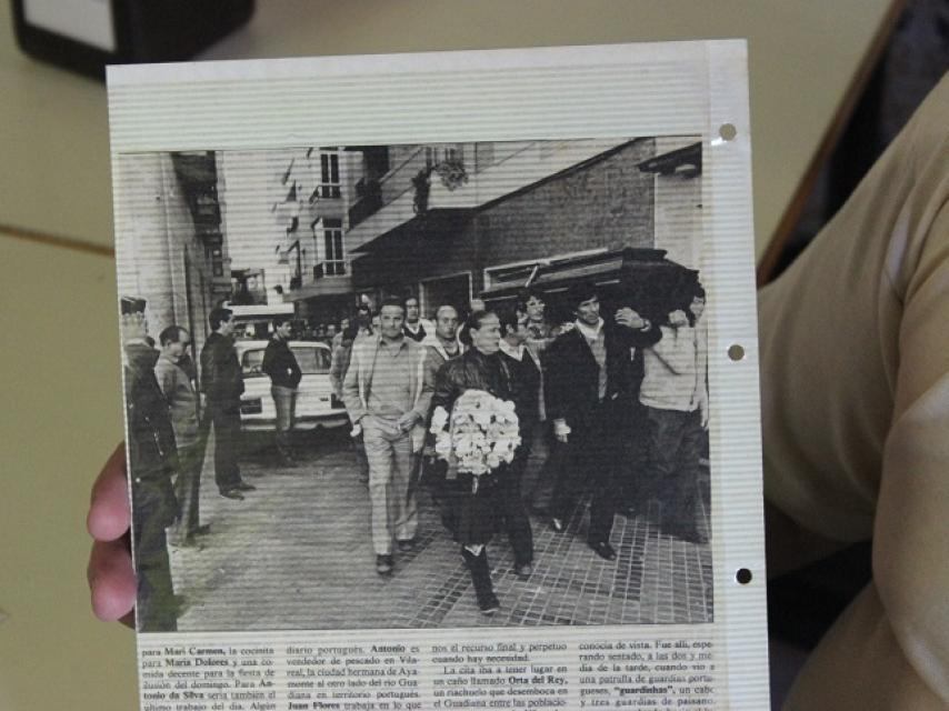 María la Portuguesa, liderando el cortejo fúnebre, con una corona de flores.