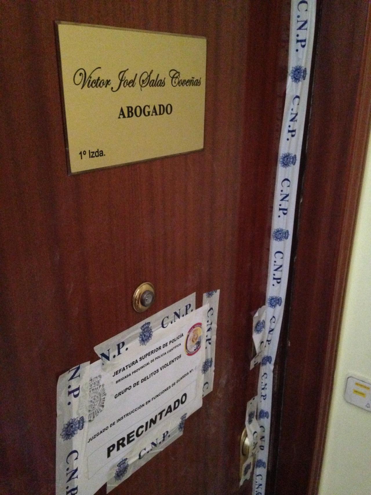 Puerta del bufete de abogados de Víctor Salas, precintada por la Policía.