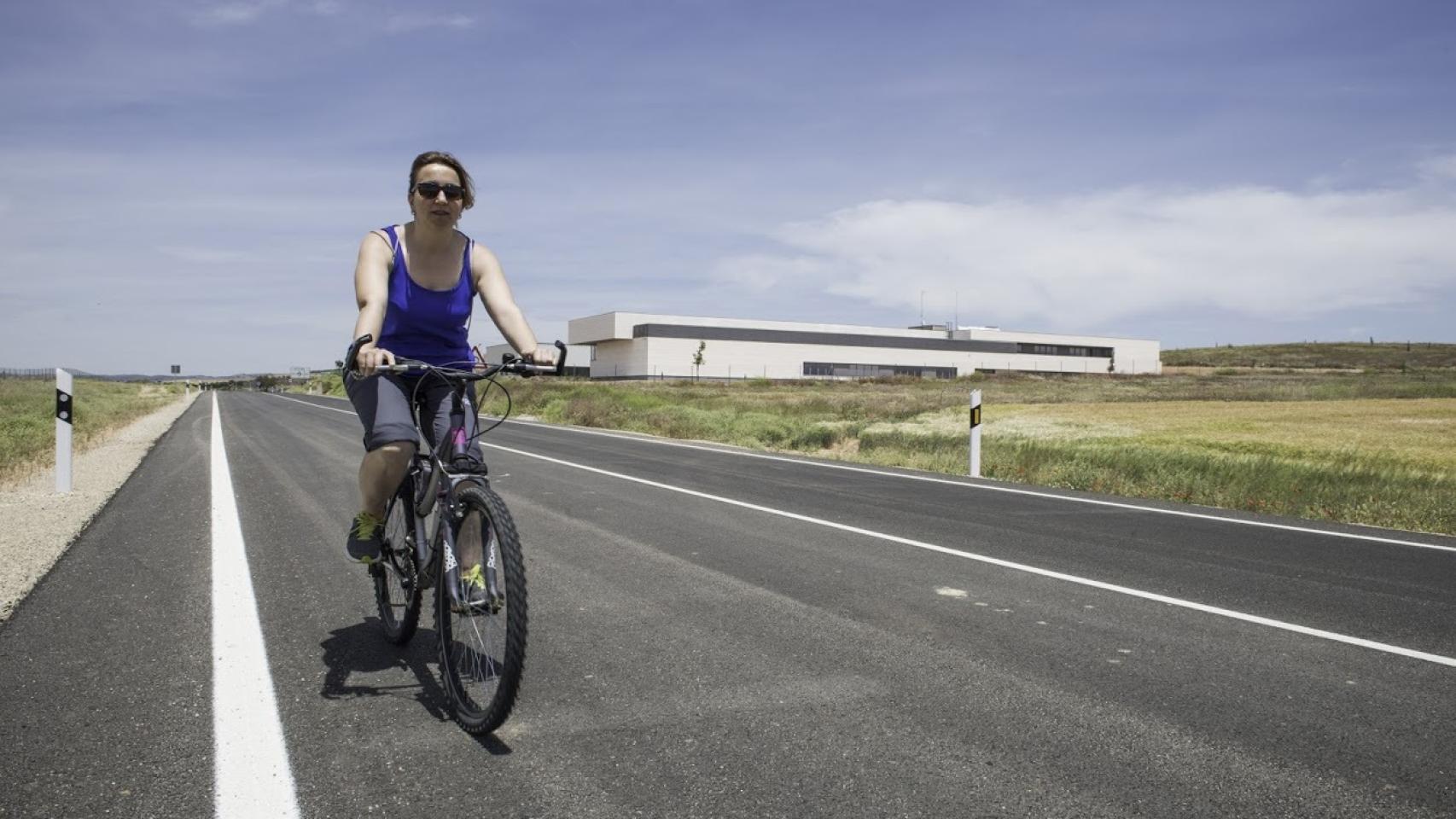 Gema Rodrigo con su bicicleta en Villar de Cañas.