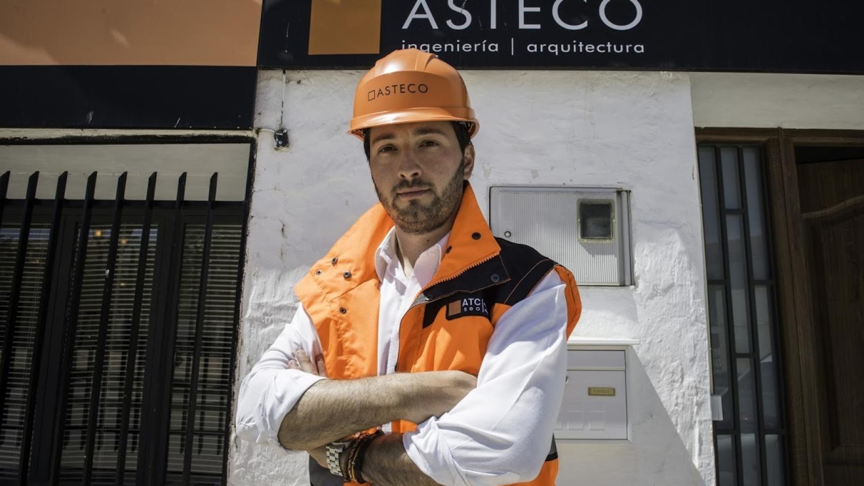 Santiago Escobedo, junto a su estudio de arquitectura.