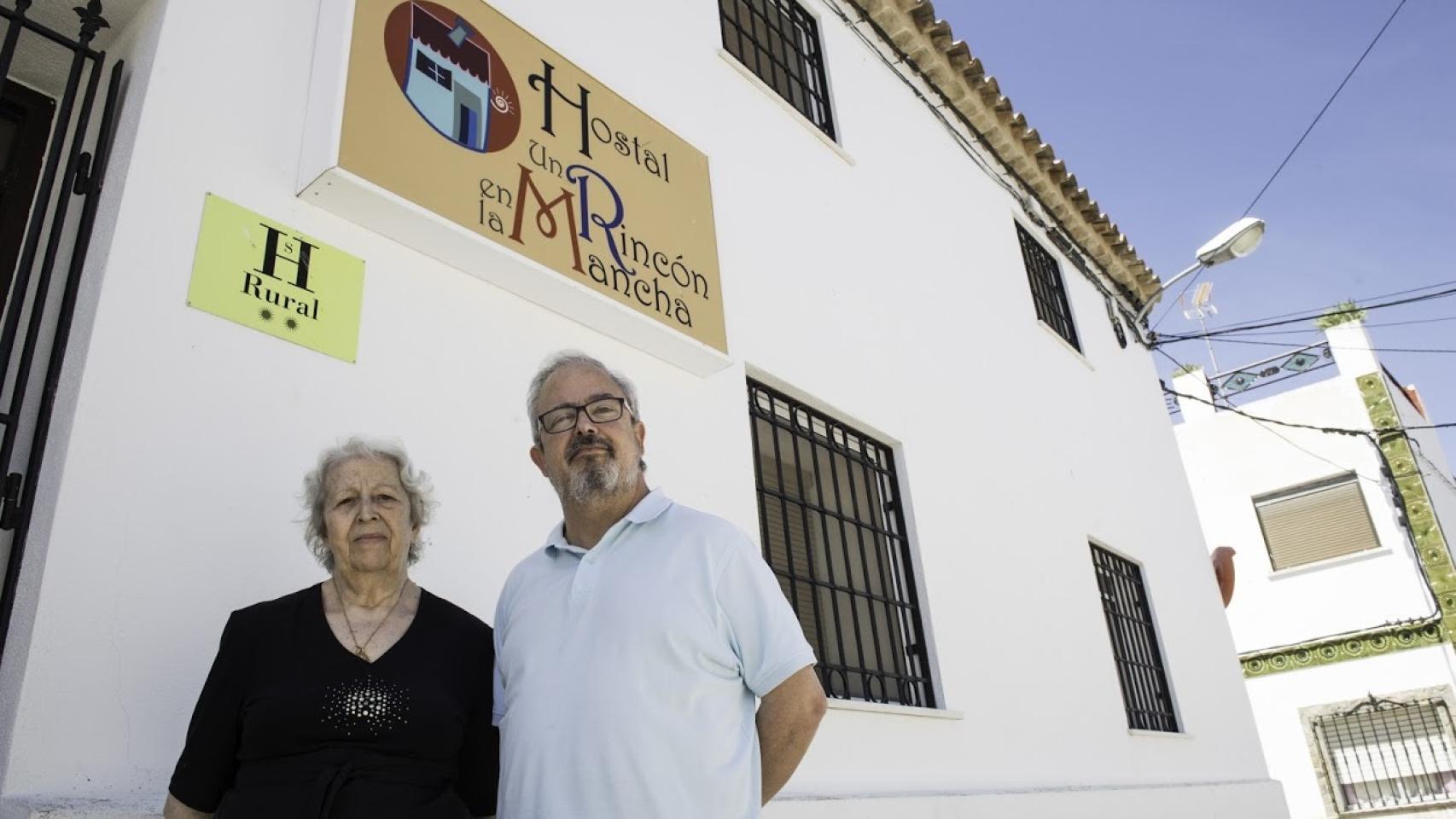 Amparo Cerdán y su hijo Luis Bilbao, junto a su hostal.