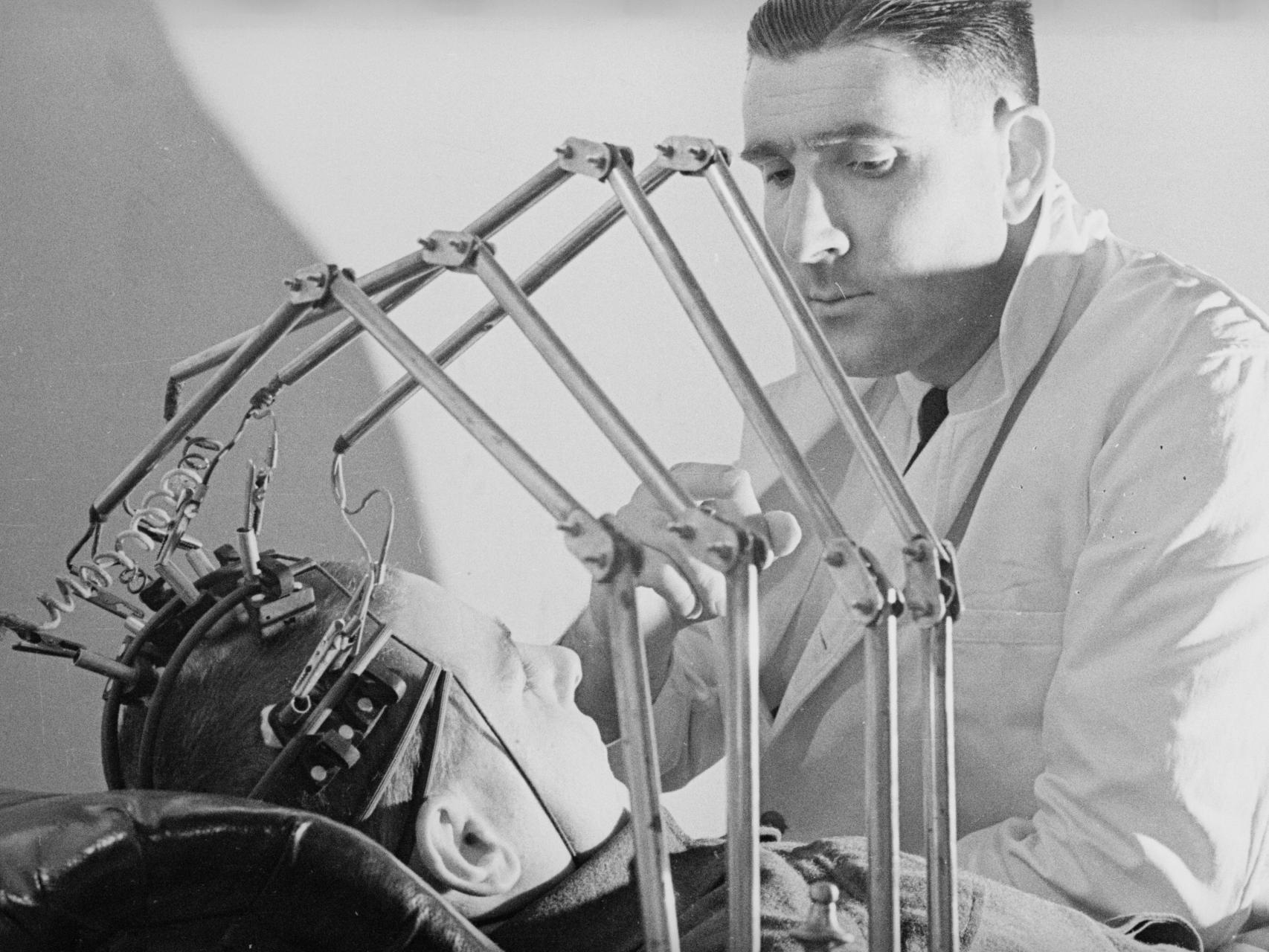 Un médico mide las ondas cerebrales de un soldado herido en el hospital de Sutton.