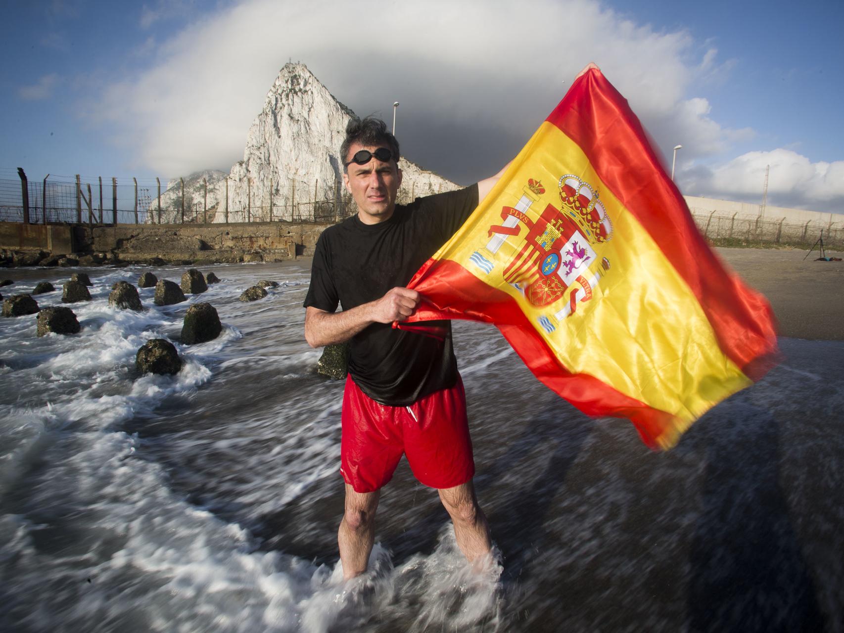 Javier Ortega en la playa de Levante de La Línea de la Concepción.