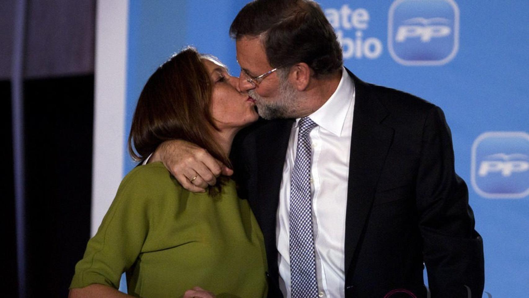 Elvira y Mariano se dieron un beso en el balcón de Génova para celebrar la victoria electoral de 2011