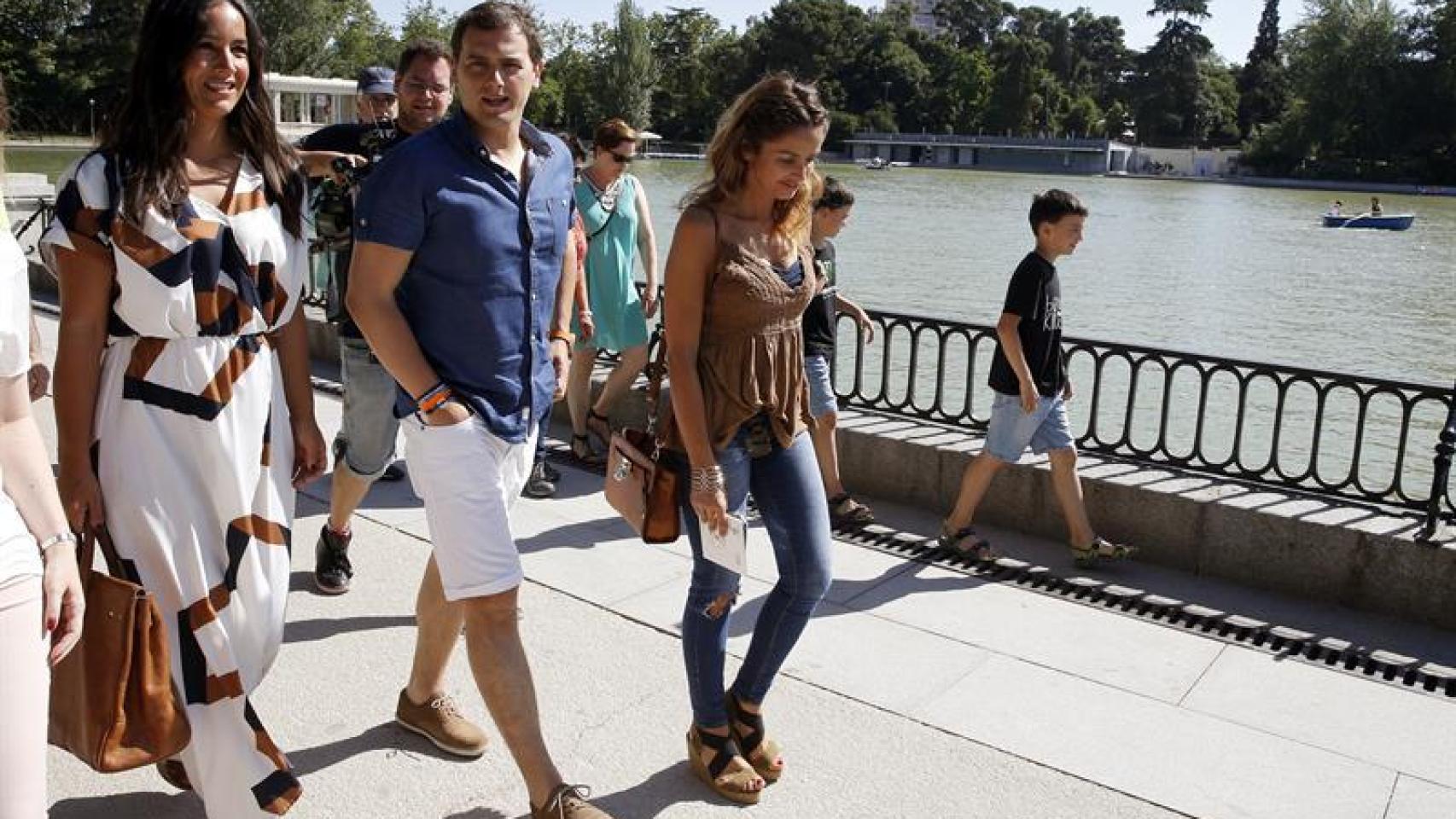 Rivera pasea por El Retiro con otros candidatos de C's