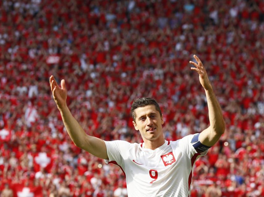 Robert Lewandowski celebra la victoria de Polonia.