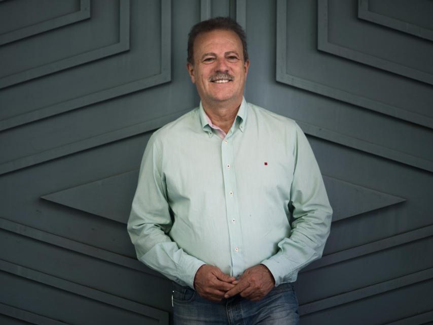 Manuel Campo Vidal en el centro de Madrid durante su entrevista con EL ESPAÑOL.