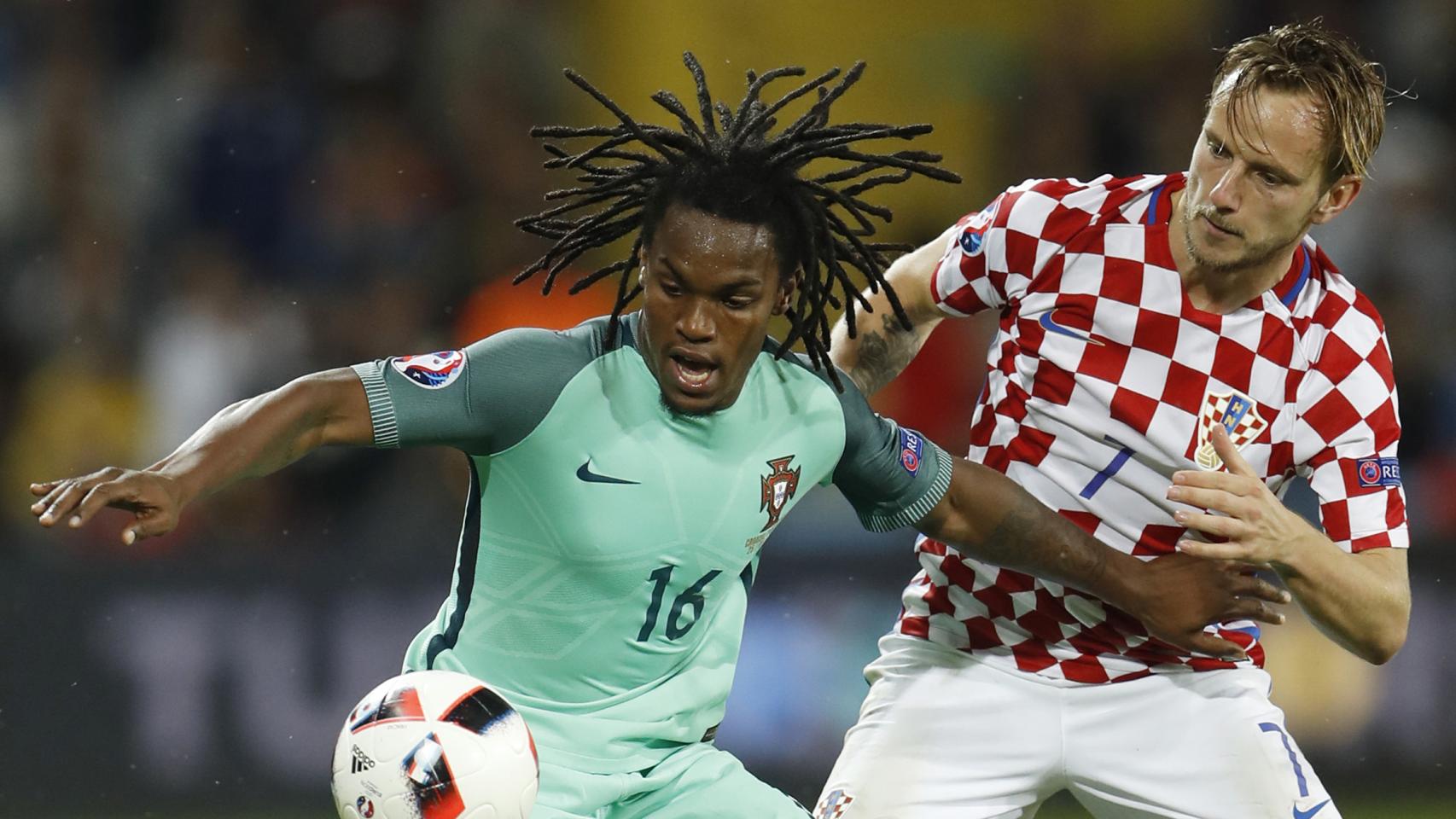 Renato Sanches juega contra Ivan Rakitic.